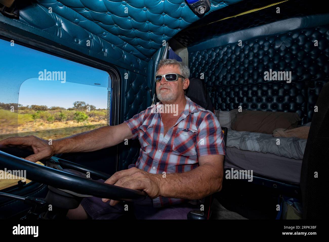 Transport lourd longue distance B-double chauffeur de camion au volant de son camion dans l'outback australien Banque D'Images