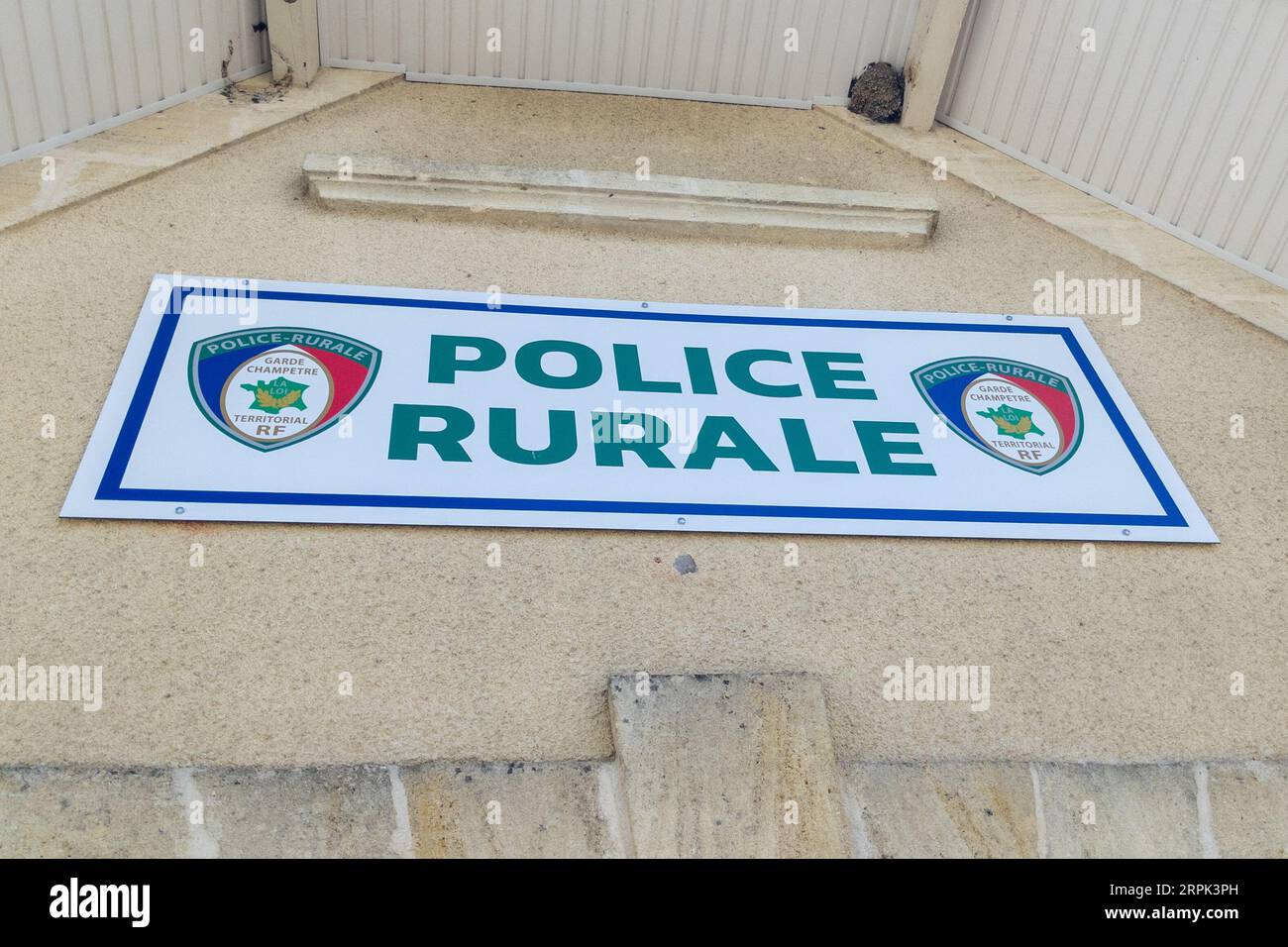 Salaunes , France - 09 01 2023 : police rurale signe texte et logo marque façade bureau mural français local police rurale entrée dans le centre-ville France Banque D'Images