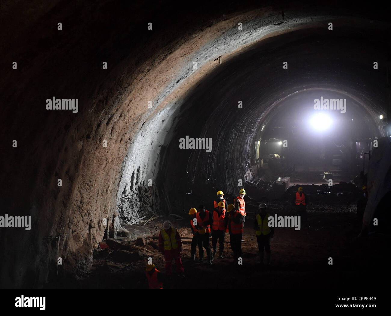 191228 -- BINZHOU, 28 décembre 2019 -- une photo prise le 28 décembre 2019 montre le chantier de construction du tunnel de Binxian dans la ville de Binzhou, dans la province du Shaanxi, au nord-ouest de la Chine. Le tunnel Binxian de 14,251km du Yinchuan-Xi, un chemin de fer à grande vitesse, a été foré jusqu'à samedi. CHINE-NINGXIA-BINZHOU-TUNNEL CN ZhangxBowen PUBLICATIONxNOTxINxCHN Banque D'Images