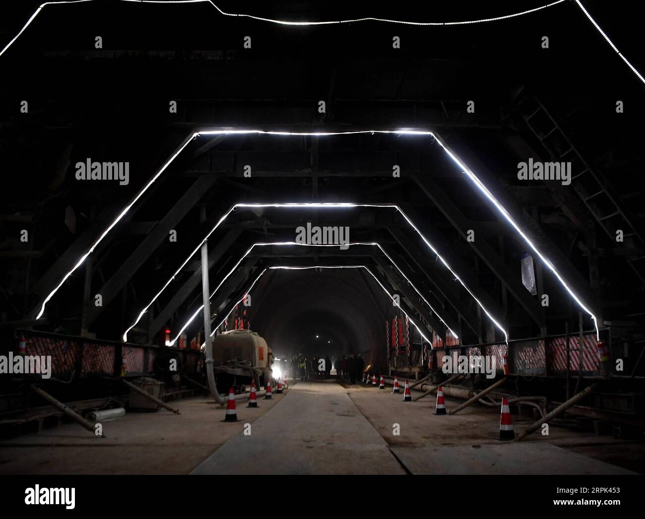 191228 -- BINZHOU, 28 décembre 2019 -- une photo prise le 28 décembre 2019 montre le chantier de construction du tunnel de Binxian dans la ville de Binzhou, dans la province du Shaanxi, au nord-ouest de la Chine. Le tunnel Binxian de 14,251km du Yinchuan-Xi, un chemin de fer à grande vitesse, a été foré jusqu'à samedi. CHINE-NINGXIA-BINZHOU-TUNNEL CN ZhangxBowen PUBLICATIONxNOTxINxCHN Banque D'Images