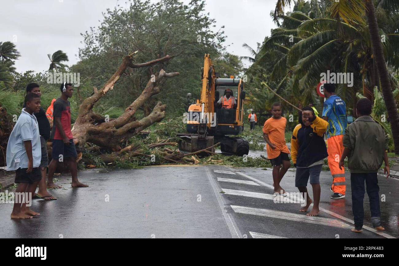 191228 -- Suva, 28 déc. 2019 Xinhua -- des ouvriers nettoient les arbres tombés à Labasa sur Vanua Levu, la deuxième plus grande île des Fidji, 28 déc. 2019. Une personne est morte tandis que près de 2 000 personnes se réfugient dans plus de 50 centres d’évacuation, alors que le cyclone tropical Sarai de catégorie deux continue de balayer Fidji de fortes pluies et de vents. FIJI SUN/document via Xinhua FIJI-TROPICAL CYCLONE-SARAI PUBLICATIONxNOTxINxCHN Banque D'Images
