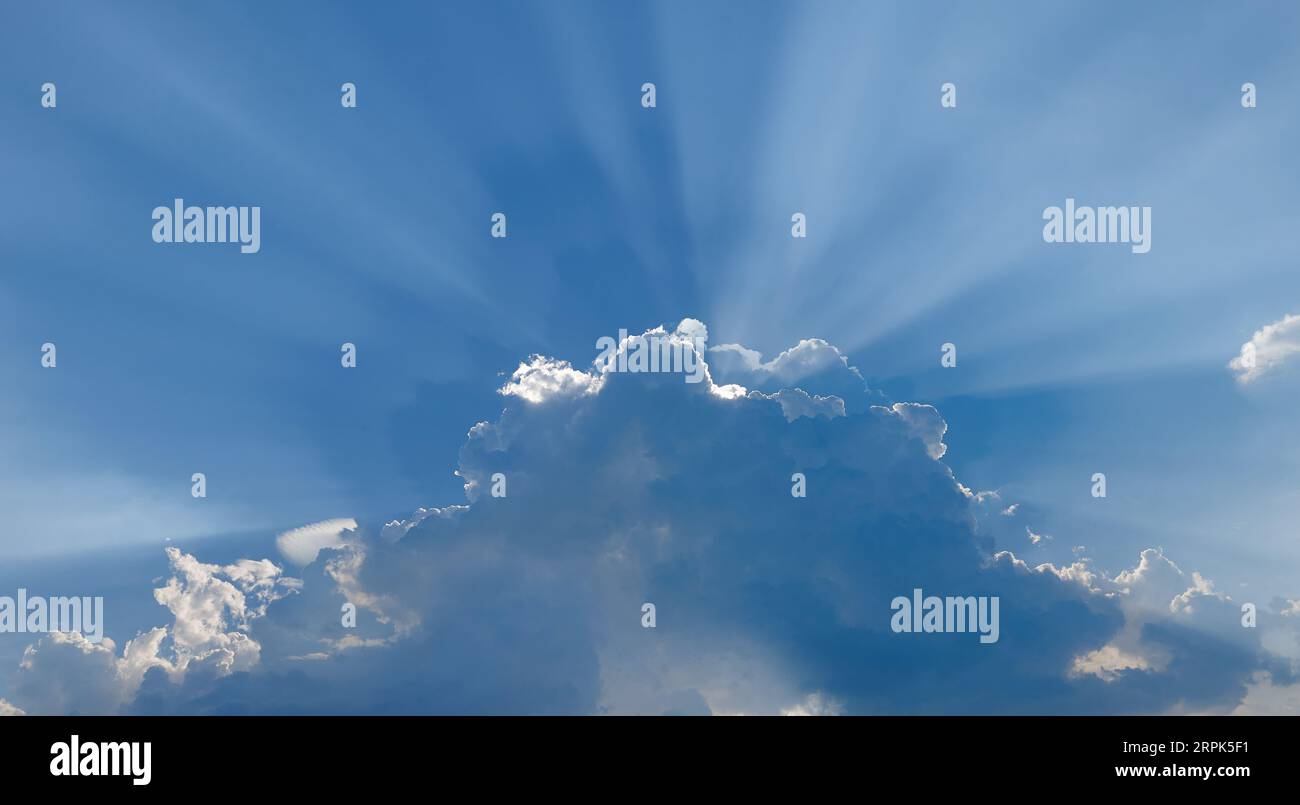 des rayons de soleil brillent à travers les nuages dans le ciel Banque D'Images