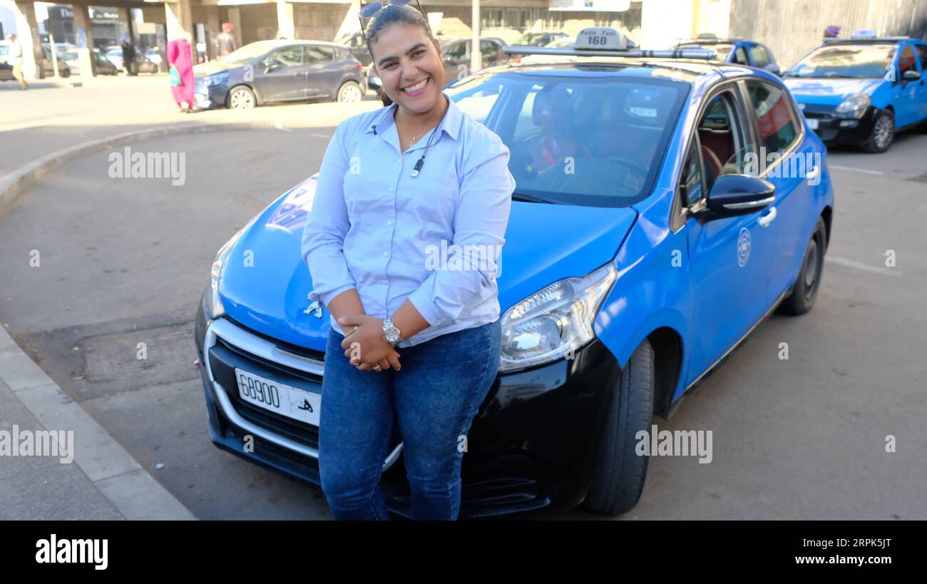 191230 -- RABAT, 30 décembre 2019 -- Souad Hdidou pose devant son taxi à Rabat, capitale du Maroc, le 24 décembre 2019. Freinant doucement pour éviter les piétons qui traversent la route, les changements de vitesse et les accélérations, Souad Hdidou, une marocaine de 31 ans, conduit habilement un taxi bleu dans les rues de Rabat. Parmi les quelque 8 000 chauffeurs de taxi dans la capitale marocaine, il n’y a pas plus de 10 femmes. Par conséquent, chaque fois que Hdidou conduit un taxi dans la rue, elle attire beaucoup d’attention. J'ai choisi de conduire un taxi parce que ce métier me permet de poursuivre la vie que je veux. Je l'aime beaucoup, H. Banque D'Images