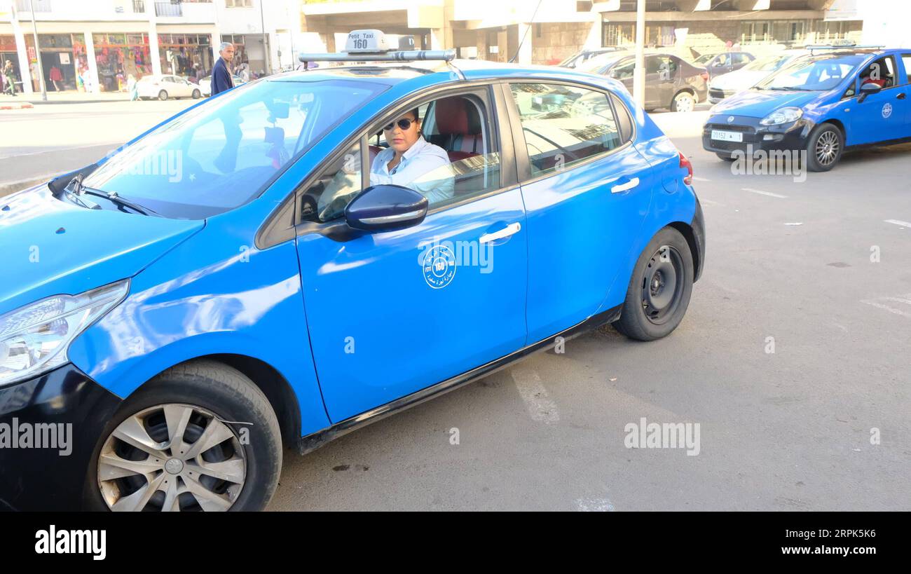 191230 -- RABAT, 30 décembre 2019 -- Souad Hdidou conduit son taxi à Rabat, capitale du Maroc, le 24 décembre 2019. Freinant doucement pour éviter les piétons qui traversent la route, les changements de vitesse et les accélérations, Souad Hdidou, une marocaine de 31 ans, conduit habilement un taxi bleu dans les rues de Rabat. Parmi les quelque 8 000 chauffeurs de taxi dans la capitale marocaine, il n’y a pas plus de 10 femmes. Par conséquent, chaque fois que Hdidou conduit un taxi dans la rue, elle attire beaucoup d’attention. J'ai choisi de conduire un taxi parce que ce métier me permet de poursuivre la vie que je veux. Je l'aime beaucoup, dit Hdidou Banque D'Images