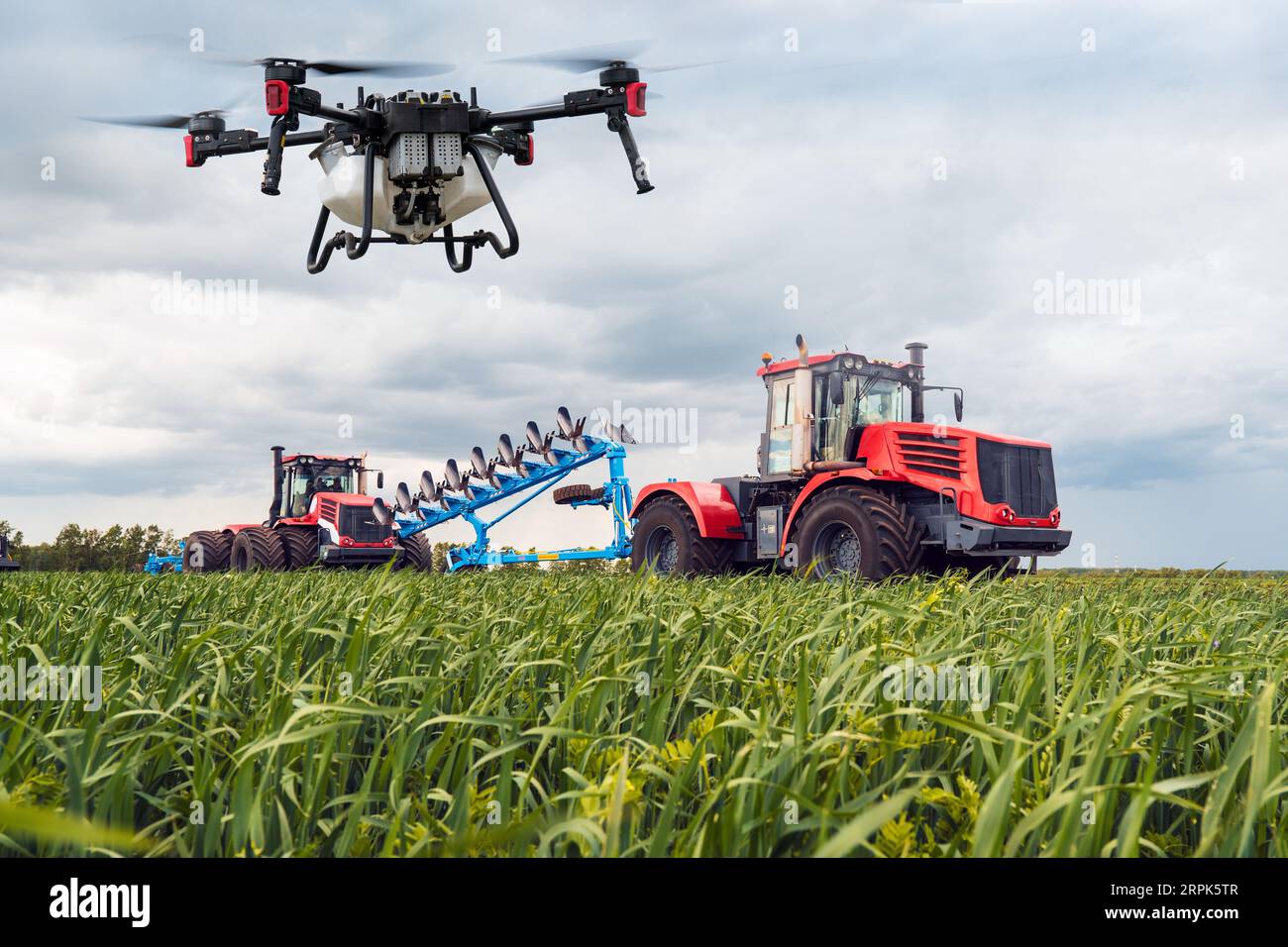 Technologies modernes dans l'agriculture. Un drone industriel survole un champ vert et pulvérise des pesticides utiles pour augmenter la productivité et détruire les ha Banque D'Images