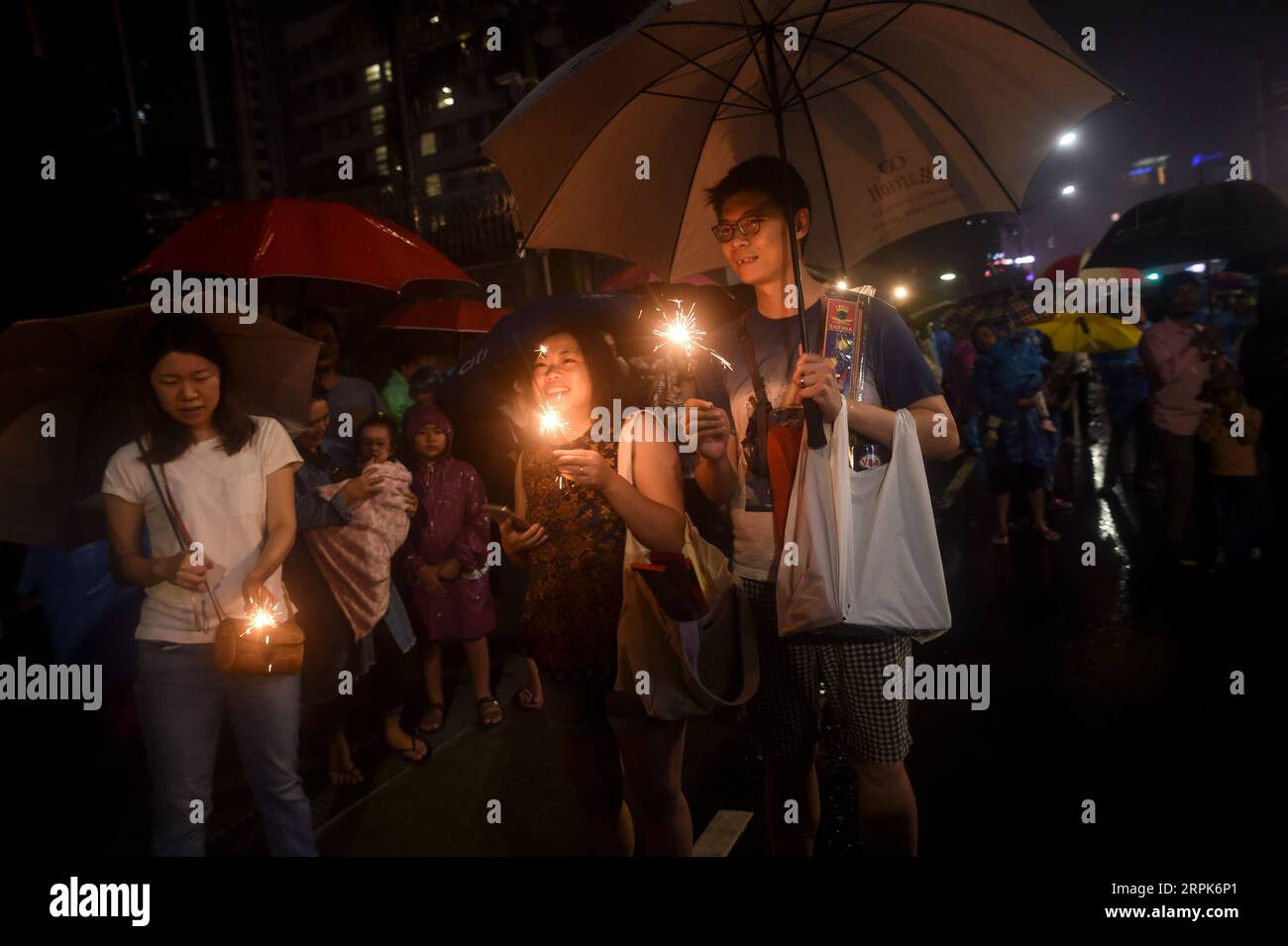 191231 -- JAKARTA, le 31 décembre 2019 -- des gens tiennent des bâtons de feu d'artifice dans la rue pour célébrer le nouvel an à Jakarta, Indonésie, le 31 décembre 2019. INDONÉSIE-JAKARTA-CÉLÉBRATIONS DU NOUVEL AN AGUNGXKUNCAHYAXB. PUBLICATIONxNOTxINxCHN Banque D'Images