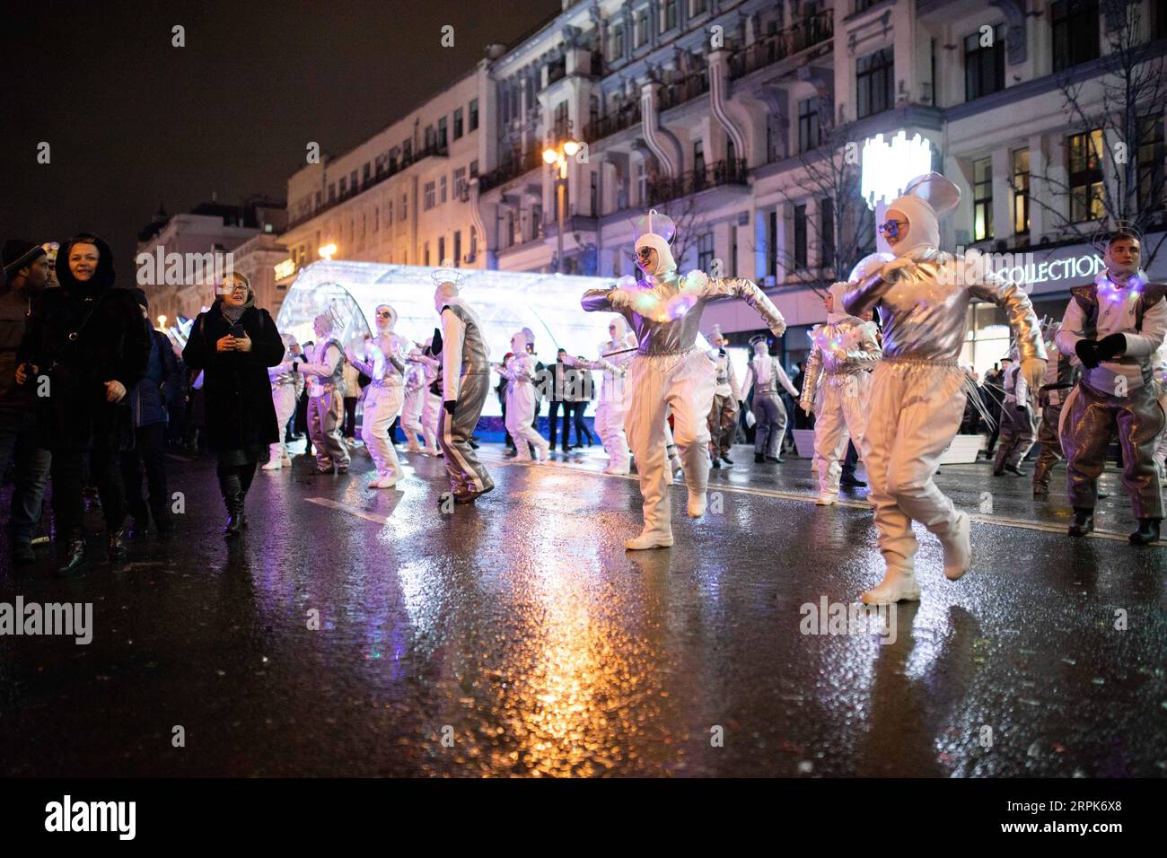 200101 -- MOSCOU, le 1 janvier 2020 -- des danseurs se produisent lors d'une célébration du nouvel an dans le centre de Moscou, en Russie, le 31 décembre 2019. RUSSIE-MOSCOU-CÉLÉBRATION DU NOUVEL AN BaixXueqi PUBLICATIONxNOTxINxCHN Banque D'Images