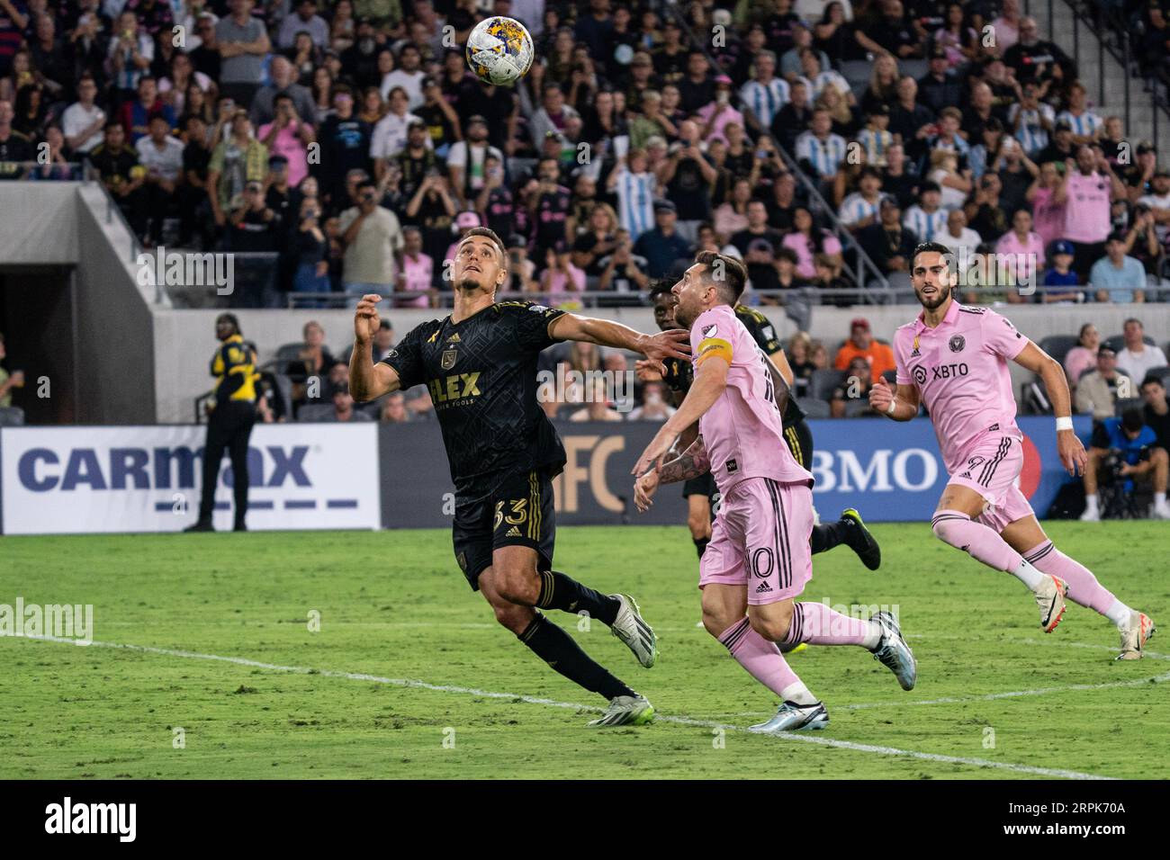 Le défenseur du LAFC Aaron long (33 ans) et l'attaquant de l'Inter Miami Lionel Messi (10 ans) cherchent à en prendre possession lors d'un match de la MLS, dimanche 3 septembre 2023, à la Banque D'Images