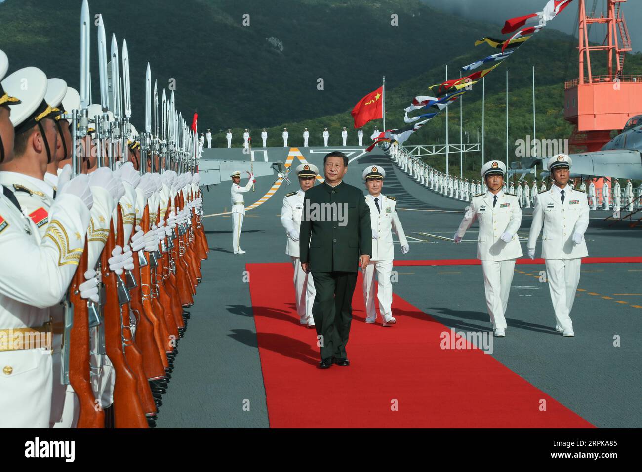 200105 -- BEIJING, 5 janvier 2020 -- Xi Jinping, secrétaire général du Comité central du Parti communiste chinois, président chinois et président de la Commission militaire centrale, monte à bord du porte-avions Shandong et passe en revue les gardes d'honneur dans un port naval de Sanya, dans la province de Hainan du sud de la Chine, le 17 décembre 2019. Xi a assisté à la cérémonie de mise en service du premier porte-avions chinois construit localement, le Shandong, le même jour. XINHUA-PHOTOS DE L'année 2019 LixGang PUBLICATIONxNOTxINxCHN Banque D'Images