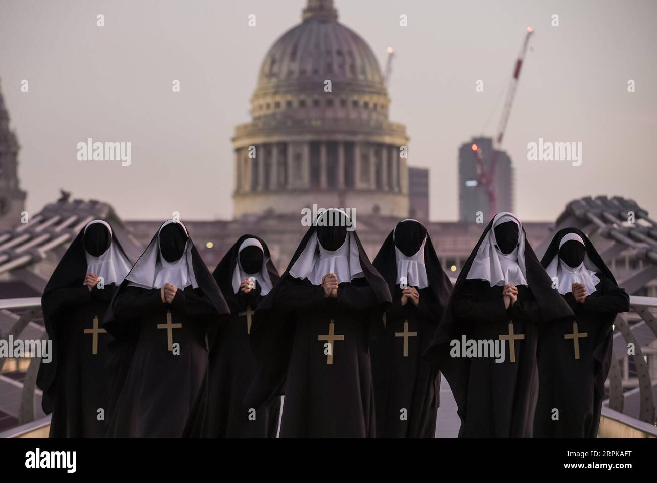 Londres, Royaume-Uni. 5 septembre 2023. Sept religieuses démoniaques descendent sur le Millennium Bridge au lever du soleil pour promouvoir et célébrer la sortie attendue de Warner Bros Pictures - The Nun II, avec Taissa Farmiga et Bonnie Aarons, dans les cinémas à partir du 8 septembre. Crédit : Guy Corbishley/Alamy Live News Banque D'Images