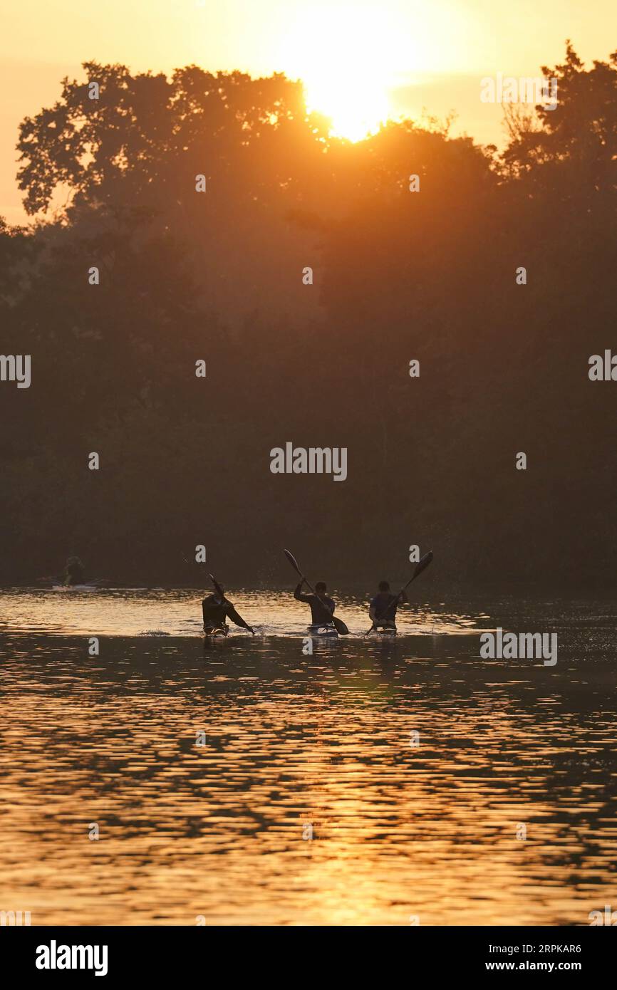 Les membres du club nautique Warwick sur la rivière Avon ce matin, alors que les prévisionnistes prédisent une «dernière dose de l'été», avec des vagues de chaleur atteignant 30C mardi dans les régions du sud de l'Angleterre, et 32C mercredi et jeudi dans le centre et le sud de l'Angleterre. Date de la photo : mardi 5 septembre 2023. Banque D'Images