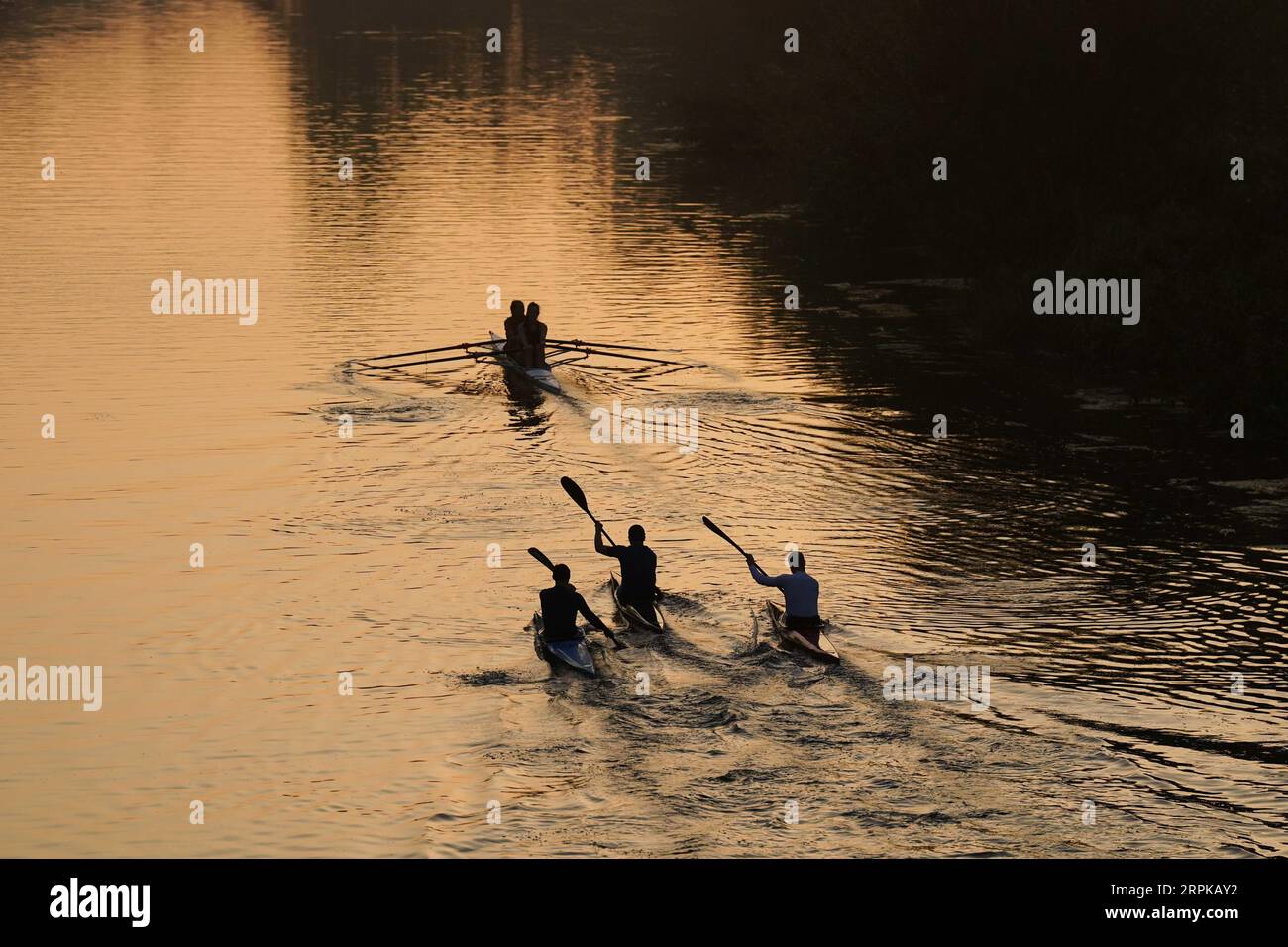 Les membres du club nautique Warwick sur la rivière Avon ce matin, alors que les prévisionnistes prédisent une «dernière dose de l'été», avec des vagues de chaleur atteignant 30C mardi dans les régions du sud de l'Angleterre, et 32C mercredi et jeudi dans le centre et le sud de l'Angleterre. Date de la photo : mardi 5 septembre 2023. Banque D'Images