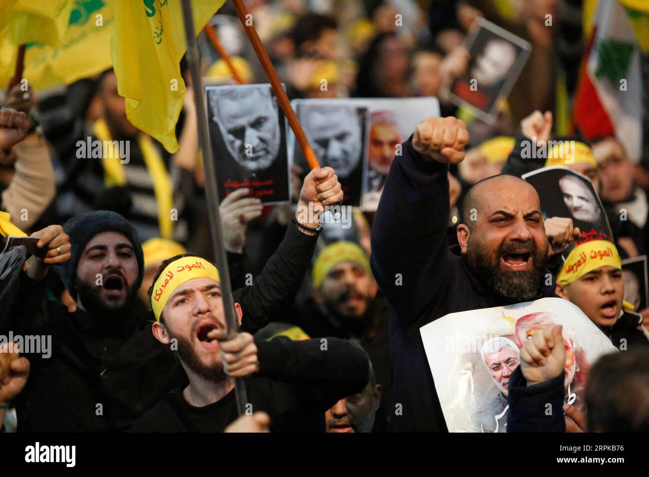 200105 -- BEYROUTH, 5 janvier 2020 Xinhua -- des partisans crient des slogans lors d'un rassemblement pour Qassem Soleimani dans la banlieue sud de Beyrouth, au Liban, le 5 janvier 2020. Le chef du Hezbollah Sayyed Hassan Nasrallah a exhorté dimanche ses combattants à attaquer les soldats américains dans la région en représailles à l’assassinat du haut commandant iranien Qassem Soleimani par les États-Unis. Photo de Bilal Jawich/Xinhua LEBANON-BEIRUT-SOLEIMANI-RALLY PUBLICATIONxNOTxINxCHN Banque D'Images