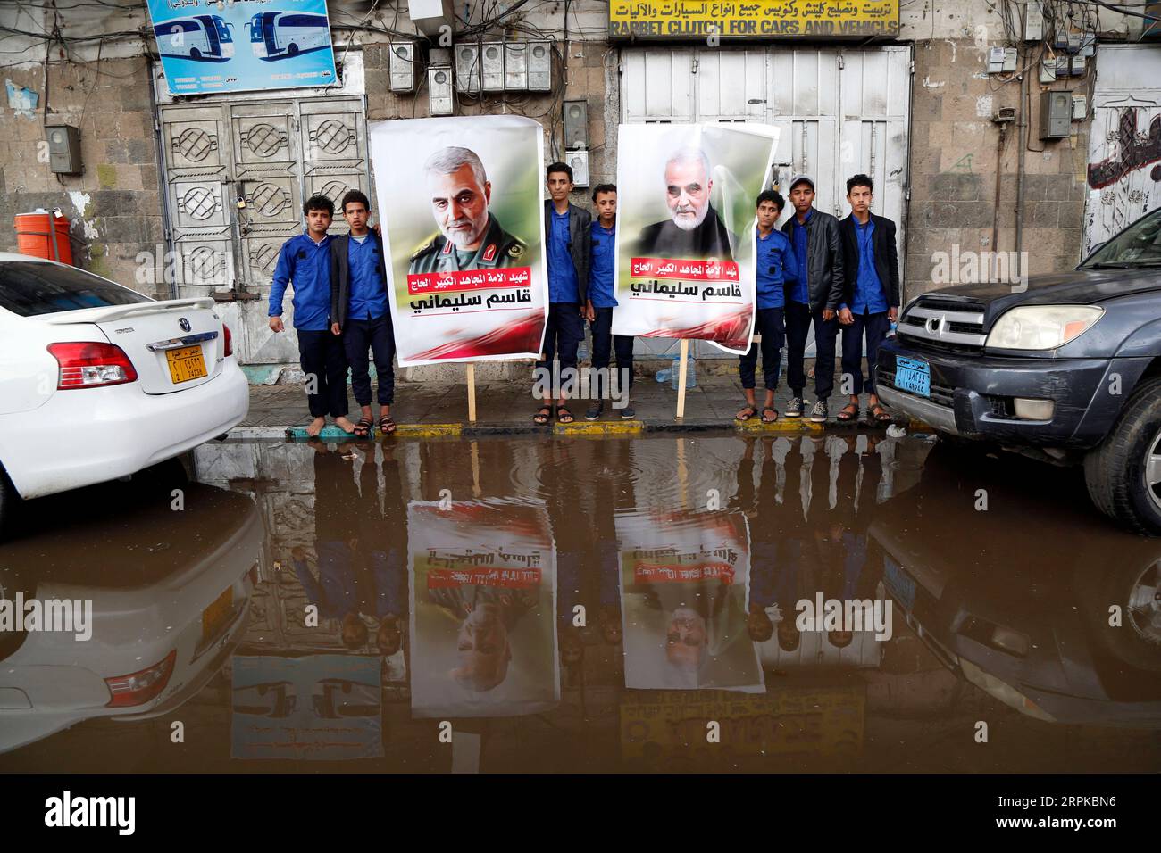 200106 -- SANAA, 6 janvier 2020 -- des manifestants brandissent des pancartes avec des photos du regretté général iranien Qassem Soleimani lors d'une manifestation à Sanaa, au Yémen, le 6 janvier 2020. Photo de Mohammed Mohammed/Xinhua YEMEN-SANAA-SOLEIMANI-PROTEST nieyunpeng PUBLICATIONxNOTxINxCHN Banque D'Images