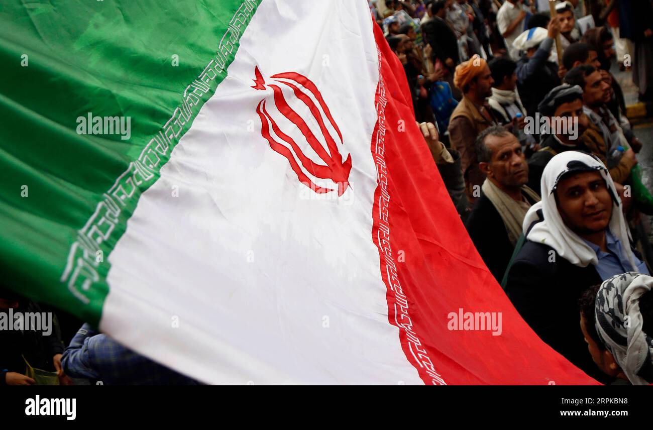 200106 -- SANAA, 6 janvier 2020 -- un drapeau iranien est vu lors d'une manifestation contre l'assassinat du général iranien Qassem Soleimani à Sanaa, au Yémen, le 6 janvier 2020. Photo de Mohammed Mohammed/Xinhua YEMEN-SANAA-SOLEIMANI-PROTEST nieyunpeng PUBLICATIONxNOTxINxCHN Banque D'Images