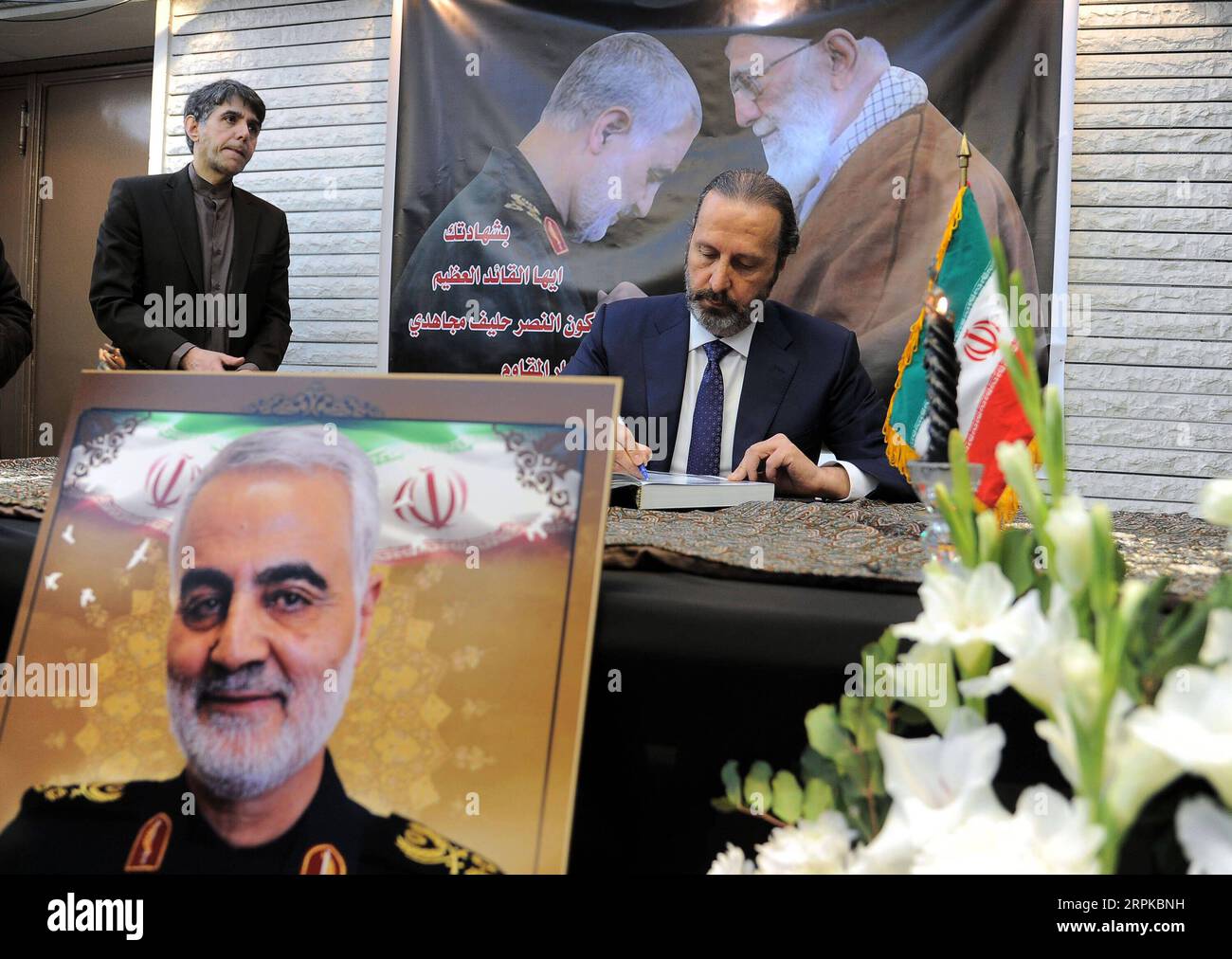 200106 -- DAMAS, le 6 janvier 2020 Xinhua -- Mansour Azzam, ministre syrien des Affaires présidentielles, rend hommage au général iranien Qassem Soleimani à l'ambassade iranienne à Damas, en Syrie, le 5 janvier 2020. L’ambassade iranienne à Damas a organisé dimanche une cérémonie en l’honneur de Soleimani. Photo Ammar Safarjalani/Xinhua SYRIA-DAMASCUS-SOLEIMANI-CEREMONY PUBLICATIONxNOTxINxCHN Banque D'Images