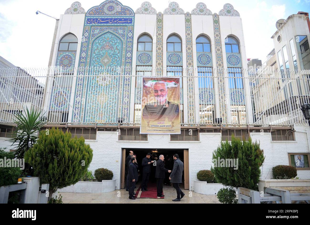200106 -- DAMAS, le 6 janvier 2020 Xinhua -- Une cérémonie honorant le général iranien Qassem Soleimani a lieu à l'ambassade iranienne à Damas, en Syrie, le 5 janvier 2020. Photo Ammar Safarjalani/Xinhua SYRIA-DAMASCUS-SOLEIMANI-CEREMONY PUBLICATIONxNOTxINxCHN Banque D'Images