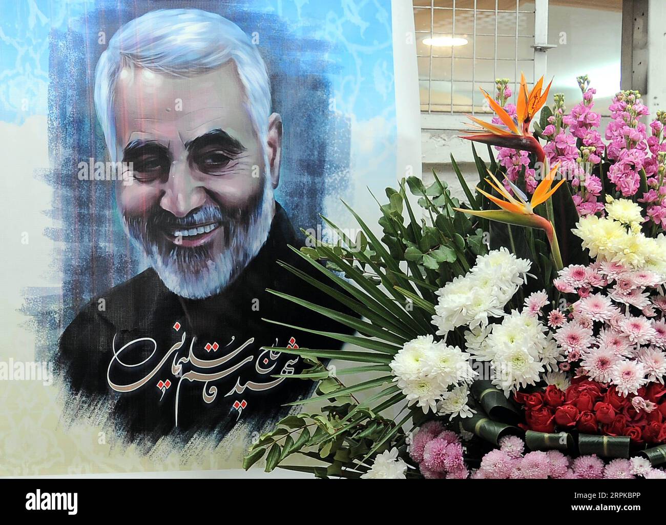200106 -- DAMAS, le 6 janvier 2020 Xinhua -- Un portrait du regretté général iranien Qassem Soleimani est vu à l'ambassade iranienne à Damas, en Syrie, le 5 janvier 2020. L’ambassade iranienne à Damas a organisé dimanche une cérémonie en l’honneur de Soleimani. Photo Ammar Safarjalani/Xinhua SYRIA-DAMASCUS-SOLEIMANI-CEREMONY PUBLICATIONxNOTxINxCHN Banque D'Images