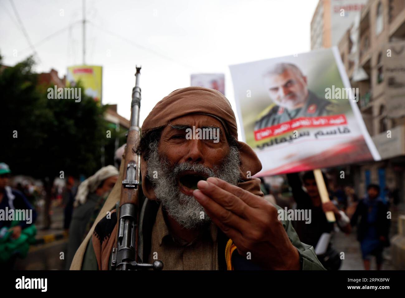 200106 -- SANAA, 6 janvier 2020 -- Un manifestant crie des slogans lors d'une manifestation contre l'assassinat du général iranien Qassem Soleimani à Sanaa, au Yémen, le 6 janvier 2020. Photo de Mohammed Mohammed/Xinhua YEMEN-SANAA-SOLEIMANI-PROTEST nieyunpeng PUBLICATIONxNOTxINxCHN Banque D'Images