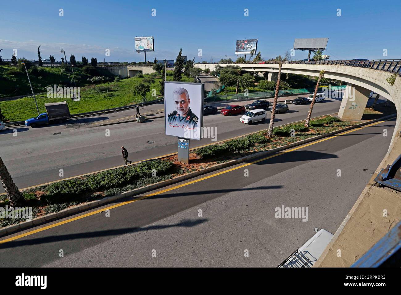 200106 -- BEYROUTH, le 6 janvier 2020 Xinhua -- Une photo du regretté général iranien Qassem Soleimani est vue dans la rue de Beyrouth, le 6 janvier 2020. Photo Bilal Jawich/Xinhua LEBANON-BEIRUT-SOLEIMANI-PICTURES PUBLICATIONxNOTxINxCHN Banque D'Images