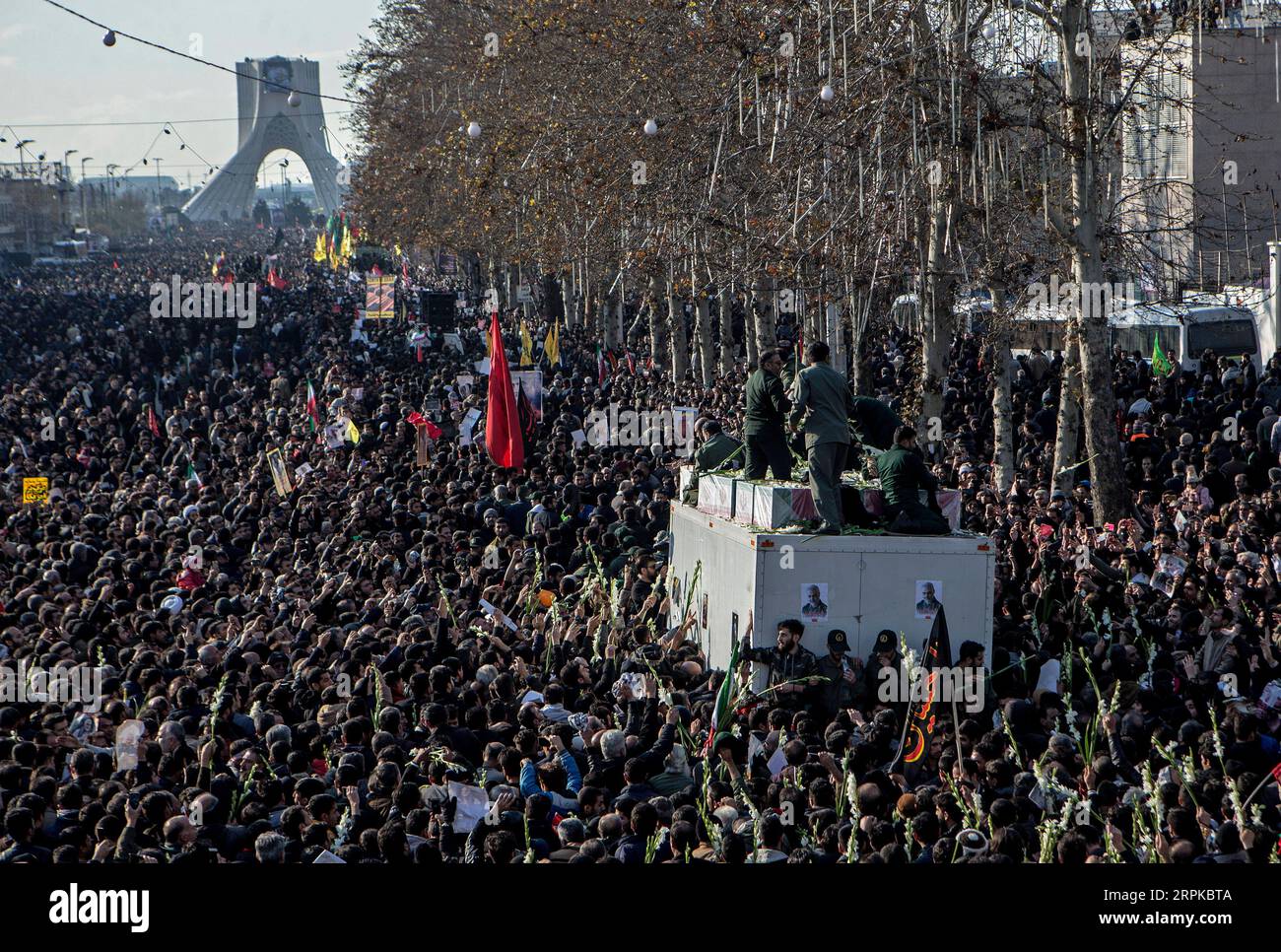 200107 -- TÉHÉRAN, le 7 janvier 2020 -- des personnes assistent à la cérémonie funéraire du général iranien Qassem Soleimani à Téhéran, Iran, le 6 janvier 2020. Des centaines de milliers d'Iraniens à Téhéran ont pleuré lundi l'assassinat de Qassem Soleimani. Photo de /Xinhua IRAN-TÉHÉRAN-QASEM SOLEIMANI-CÉRÉMONIE FUNÉRAIRE AhmadxHalabisaz PUBLICATIONxNOTxINxCHN Banque D'Images