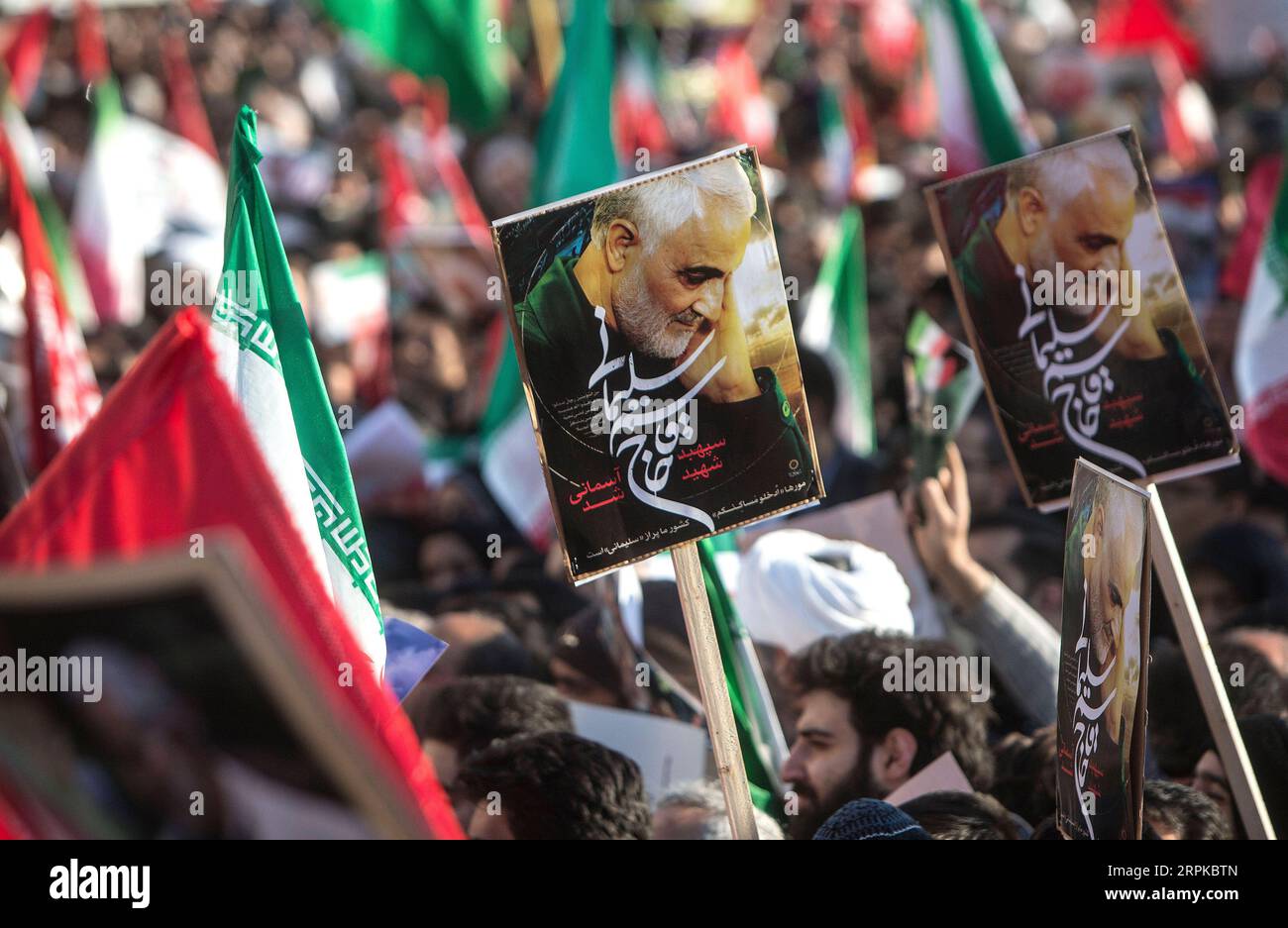 200107 -- TÉHÉRAN, le 7 janvier 2020 -- des gens tiennent des affiches lors de la cérémonie funéraire du général iranien Qassem Soleimani à Téhéran, Iran, le 6 janvier 2020. Des centaines de milliers d'Iraniens à Téhéran ont pleuré lundi l'assassinat de Qassem Soleimani. Photo de /Xinhua IRAN-TÉHÉRAN-QASEM SOLEIMANI-CÉRÉMONIE FUNÉRAIRE AhmadxHalabisaz PUBLICATIONxNOTxINxCHN Banque D'Images