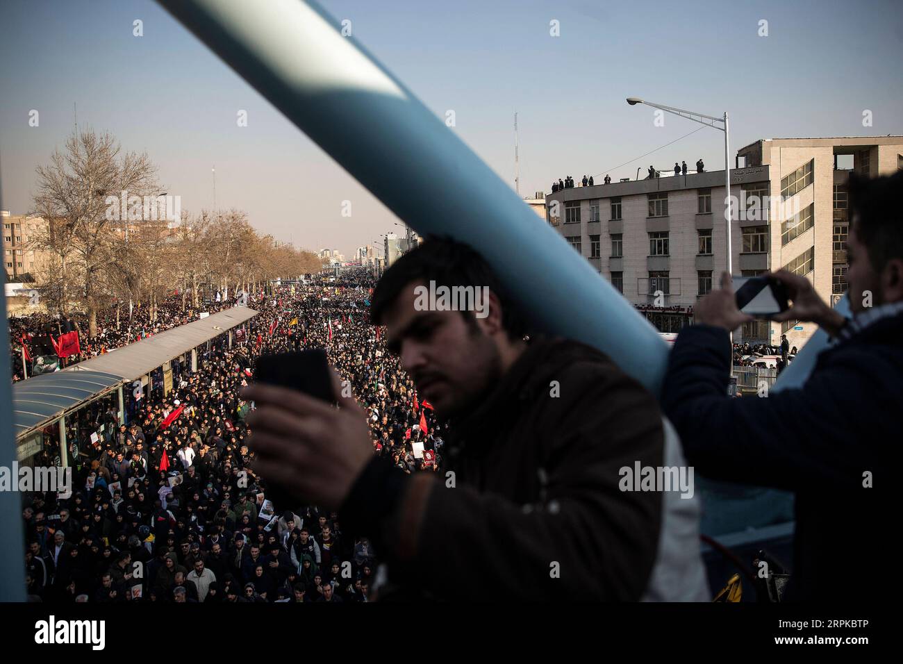 200107 -- TÉHÉRAN, 7 janvier 2020 -- des personnes prennent des photos lors de la cérémonie funéraire du général iranien Qassem Soleimani à Téhéran, Iran, le 6 janvier 2020. Des centaines de milliers d'Iraniens à Téhéran ont pleuré lundi l'assassinat de Qassem Soleimani. Photo de /Xinhua IRAN-TÉHÉRAN-QASEM SOLEIMANI-CÉRÉMONIE FUNÉRAIRE AhmadxHalabisaz PUBLICATIONxNOTxINxCHN Banque D'Images