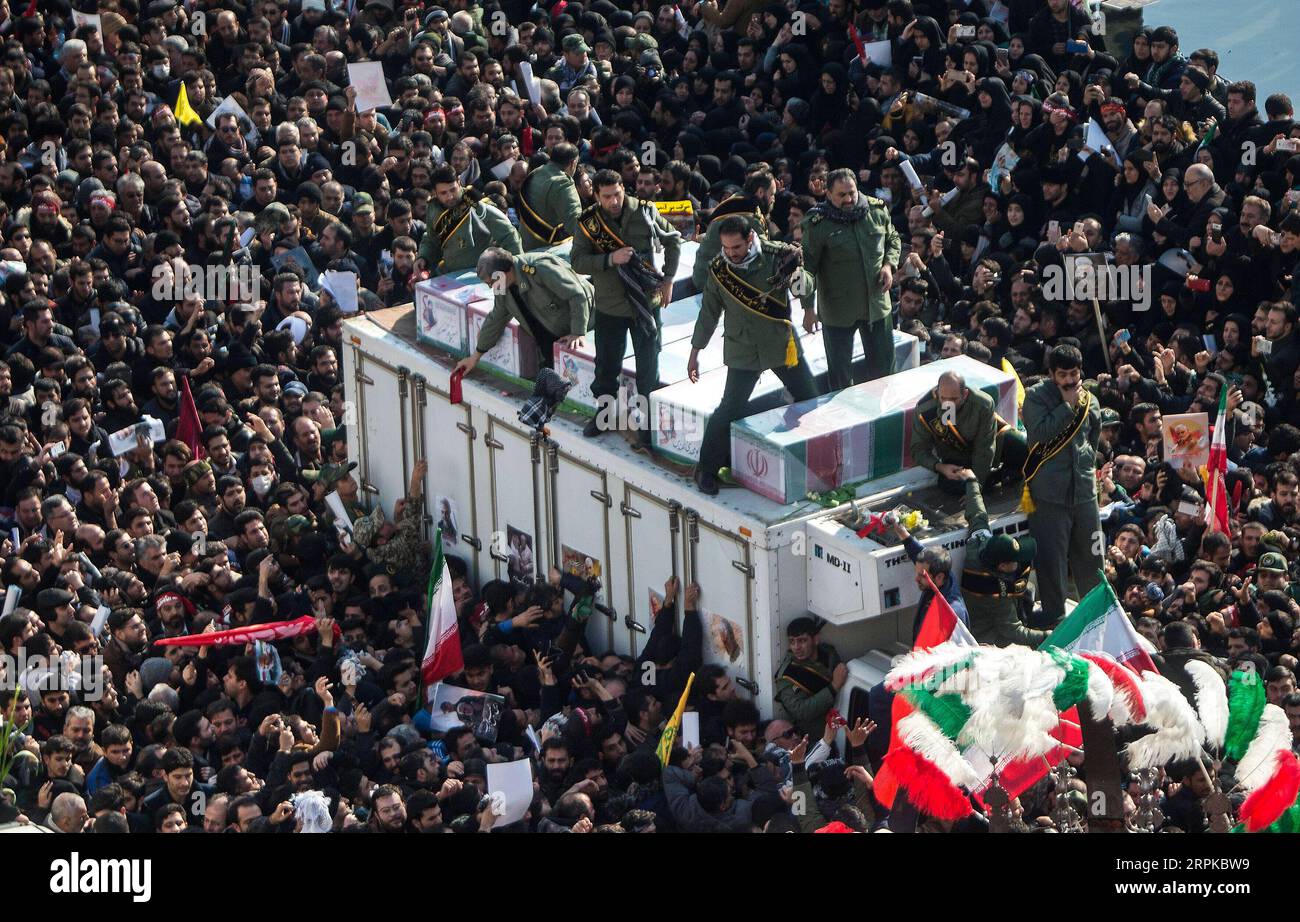 200107 -- TÉHÉRAN, le 7 janvier 2020 -- des personnes assistent à la cérémonie funéraire du général iranien Qassem Soleimani à Téhéran, Iran, le 6 janvier 2020. Des centaines de milliers d'Iraniens à Téhéran ont pleuré lundi l'assassinat de Qassem Soleimani. Photo de /Xinhua IRAN-TÉHÉRAN-QASEM SOLEIMANI-CÉRÉMONIE FUNÉRAIRE AhmadxHalabisaz PUBLICATIONxNOTxINxCHN Banque D'Images