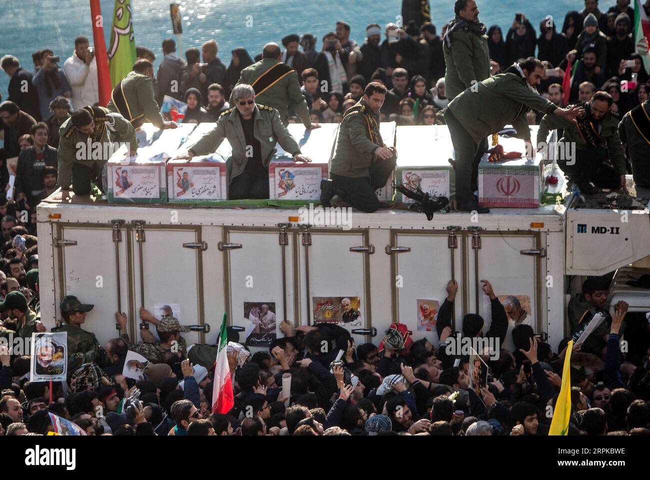 200107 -- TÉHÉRAN, le 7 janvier 2020 -- des personnes assistent à la cérémonie funéraire du général iranien Qassem Soleimani à Téhéran, Iran, le 6 janvier 2020. Des centaines de milliers d'Iraniens à Téhéran ont pleuré lundi l'assassinat de Qassem Soleimani. Photo de /Xinhua IRAN-TÉHÉRAN-QASEM SOLEIMANI-CÉRÉMONIE FUNÉRAIRE AhmadxHalabisaz PUBLICATIONxNOTxINxCHN Banque D'Images