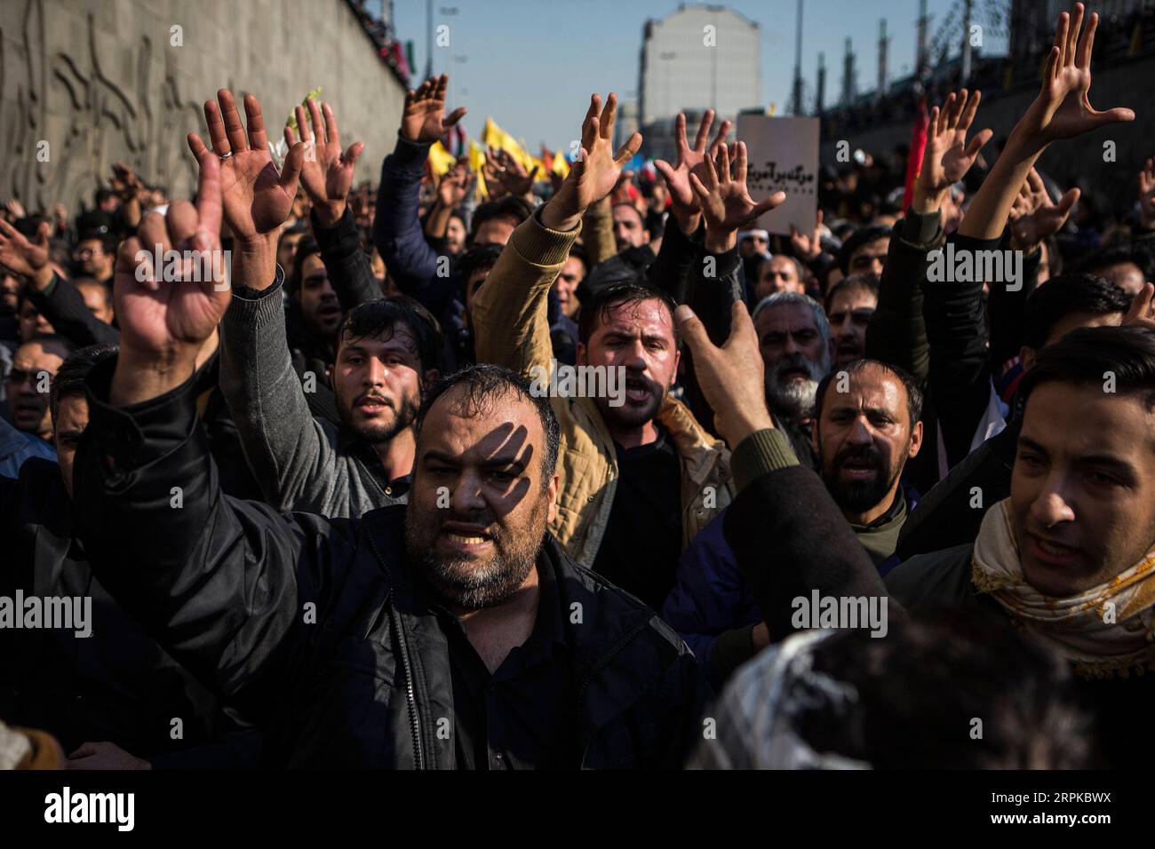 200107 -- TÉHÉRAN, le 7 janvier 2020 -- des gens pleurent lors de la cérémonie funéraire du général iranien Qassem Soleimani à Téhéran, Iran, le 6 janvier 2020. Des centaines de milliers d'Iraniens à Téhéran ont pleuré lundi l'assassinat de Qassem Soleimani. Photo de /Xinhua IRAN-TÉHÉRAN-QASEM SOLEIMANI-CÉRÉMONIE FUNÉRAIRE AhmadxHalabisaz PUBLICATIONxNOTxINxCHN Banque D'Images