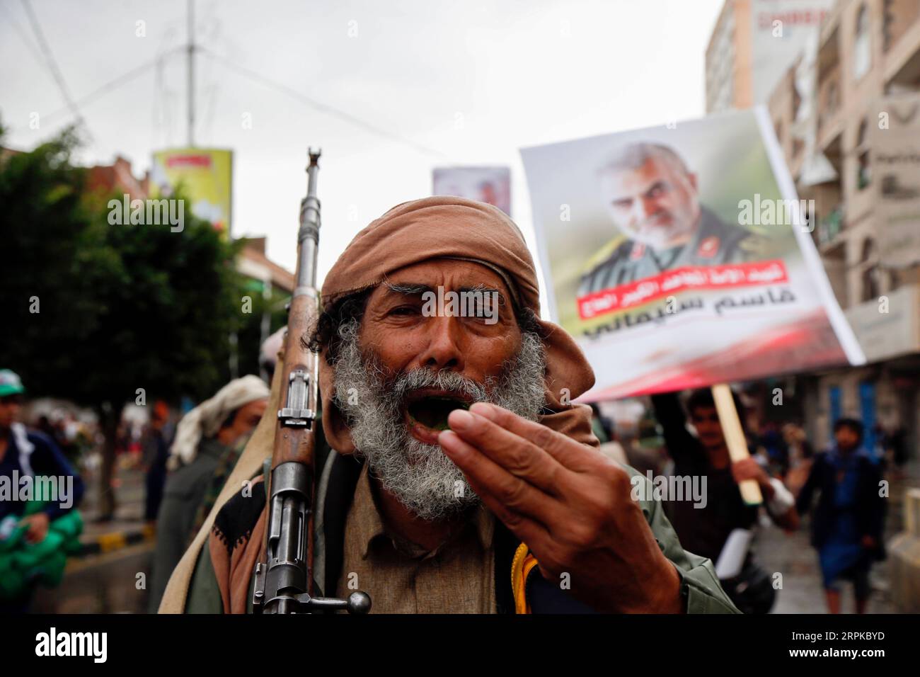 200107 -- PÉKIN, le 7 janvier 2020 -- un vieil homme assiste à une manifestation contre le meurtre du général iranien Qassem Soleimani, à Sanaa, au Yémen, le 6 janvier 2020. Photo Mohammed/Xinhua XINHUA PHOTOS DU JOUR nieyunpeng PUBLICATIONxNOTxINxCHN Banque D'Images
