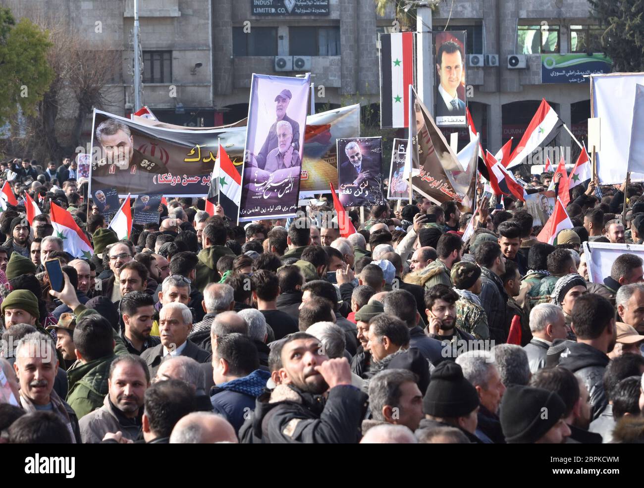 200107 -- ALEP SYRIE, 7 janvier 2020 -- des Syriens prennent part à une manifestation contre les États-Unis et en soutien au général iranien Qassem Soleimani sur la place Saadallah al-Jabiri à Alep, dans le nord de la Syrie, le 7 janvier 2020. Des centaines de Syriens se sont rassemblés mardi sur la place principale d Alep, ville du nord de la Syrie, et ont organisé une cérémonie funéraire pour Qassem Soleimani, un général iranien tué par une frappe américaine en Irak vendredi. SYRIE-ALEP-COMMANDANT IRANIEN-DEUIL-PROTESTATION STRINGER PUBLICATIONXNOTXINXCHN Banque D'Images