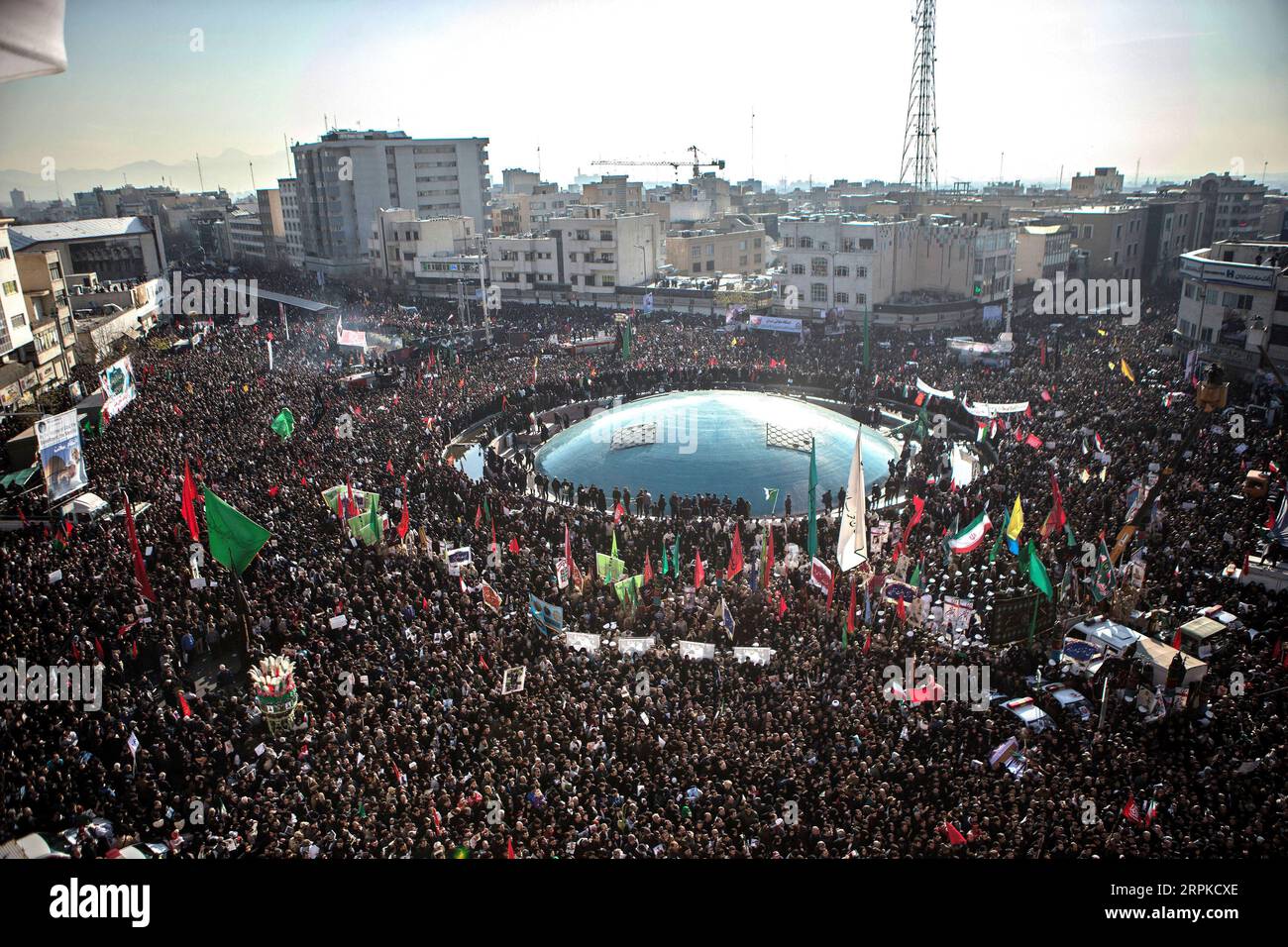 200108 -- PÉKIN, le 8 janvier 2020 -- des personnes assistent à la cérémonie funéraire du général iranien Qassem Soleimani à Téhéran, Iran, le 6 janvier 2020. Des centaines de milliers d'Iraniens à Téhéran ont pleuré lundi l'assassinat de Qassem Soleimani. Photo de /Xinhua XINHUA PHOTOS DU JOUR AhmadxHalabisaz PUBLICATIONxNOTxINxCHN Banque D'Images