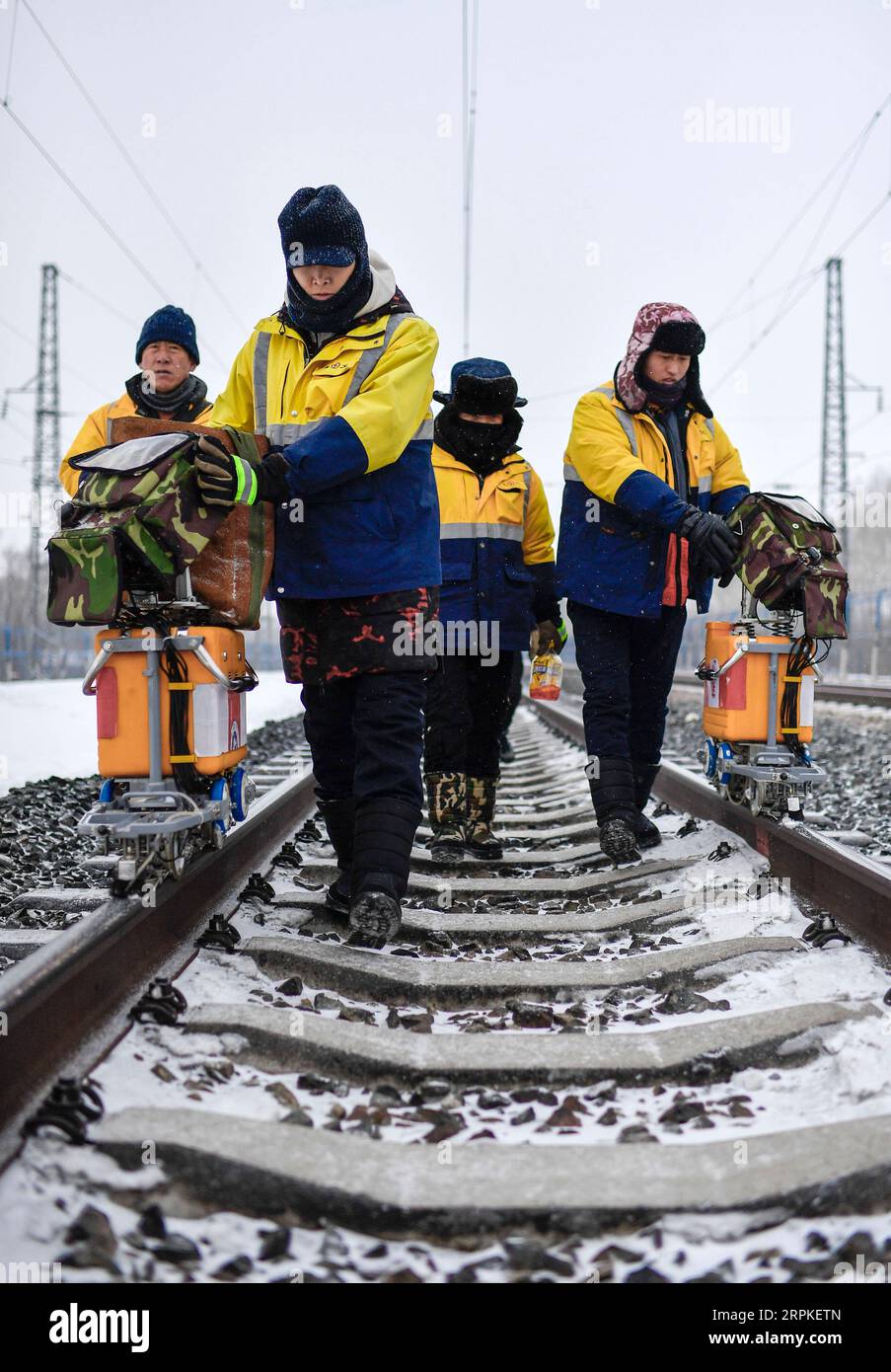 200109 -- CHANGCHUN, 9 janvier 2020 -- Wang Chao 1st, L et d'autres détecteurs de défauts de rail de la section de Changchun de China Railway Shenyang Group Co., Ltd. Effectuent la détection de défauts sur les rails dans le nord-est de la province de Jilin, 8 janvier 2020. Le travail de Wang et de son équipe de sept membres est la détection de défauts de rail de 38,5km de long sur le chemin de fer Beijing-Harbin. Équipés de dispositifs ultrasoniques, les détecteurs de défauts peuvent inspecter et éliminer efficacement les dangers potentiels pour la sécurité ferroviaire. La température la plus basse à Jilin a chuté à moins 20 degrés Celsius récemment. Comme le temps froid peut causer un impact physique subtil sur t Banque D'Images