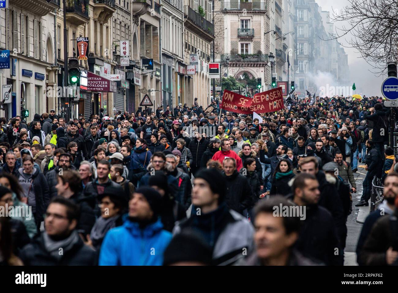 200109 -- PARIS, le 9 janvier 2020 Xinhua -- des manifestants prennent part à une manifestation à Paris, France, le 9 janvier 2020. La grève des transports en France contre le plan du président Emmanuel Macron de réformer le système de retraite est entrée dans sa 36e journée jeudi, ce qui en fait la plus longue grève des cheminots depuis mai 1968. Photo Aurelien Morissard/Xinhua FRANCE-PARIS-GRÈVE DES TRANSPORTS-RÉFORME DES PENSIONS PUBLICATIONxNOTxINxCHN Banque D'Images