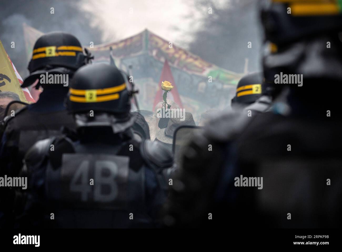 200110 -- PÉKIN, le 10 janvier 2020 -- la garde de la police alors que des manifestants prennent part à une manifestation à Paris, France, le 9 janvier 2020. La grève des transports en France contre le plan du président Emmanuel Macron de réformer le système de retraite est entrée dans sa 36e journée jeudi, ce qui en fait la plus longue grève des cheminots depuis mai 1968. Photo de /Xinhua XINHUA PHOTOS DU JOUR AurelienxMorisard PUBLICATIONxNOTxINxCHN Banque D'Images