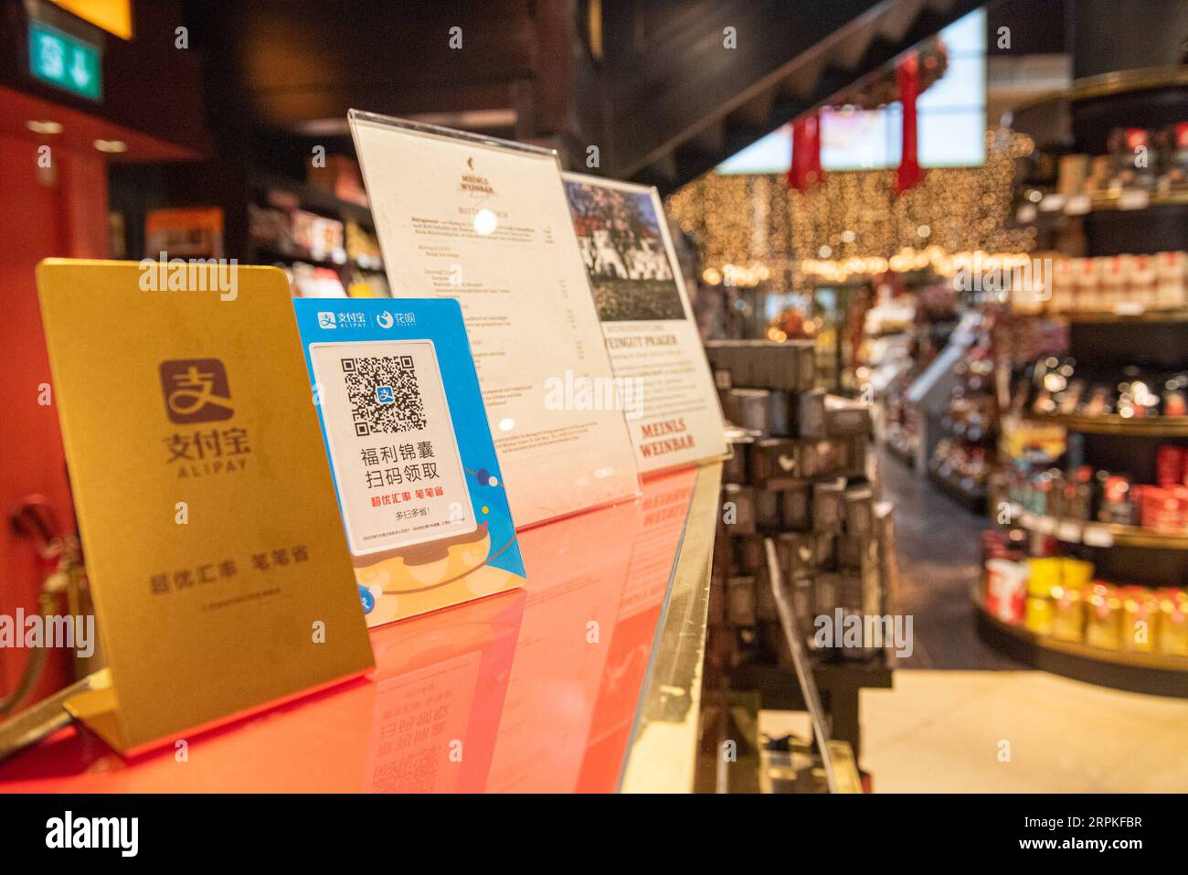 200109 -- VIENNE, le 9 janvier 2020 -- Un panneau indiquant le paiement par Alipay est affiché à un comptoir de caisse de Julius Meinl, un café de Vienne, en Autriche, le 9 janvier 2020. La société chinoise de paiement mobile Alipay a démarré ses activités à Vienne en 2018. Après deux ans de développement, les paiements avec Alipay ont été disponibles dans de nombreux magasins à Vienne, permettant au nombre croissant de visiteurs chinois d'utiliser le paiement mobile ici. AUTRICHE-VIENNE-CHINE-ALIPAY GuoxChen PUBLICATIONxNOTxINxCHN Banque D'Images