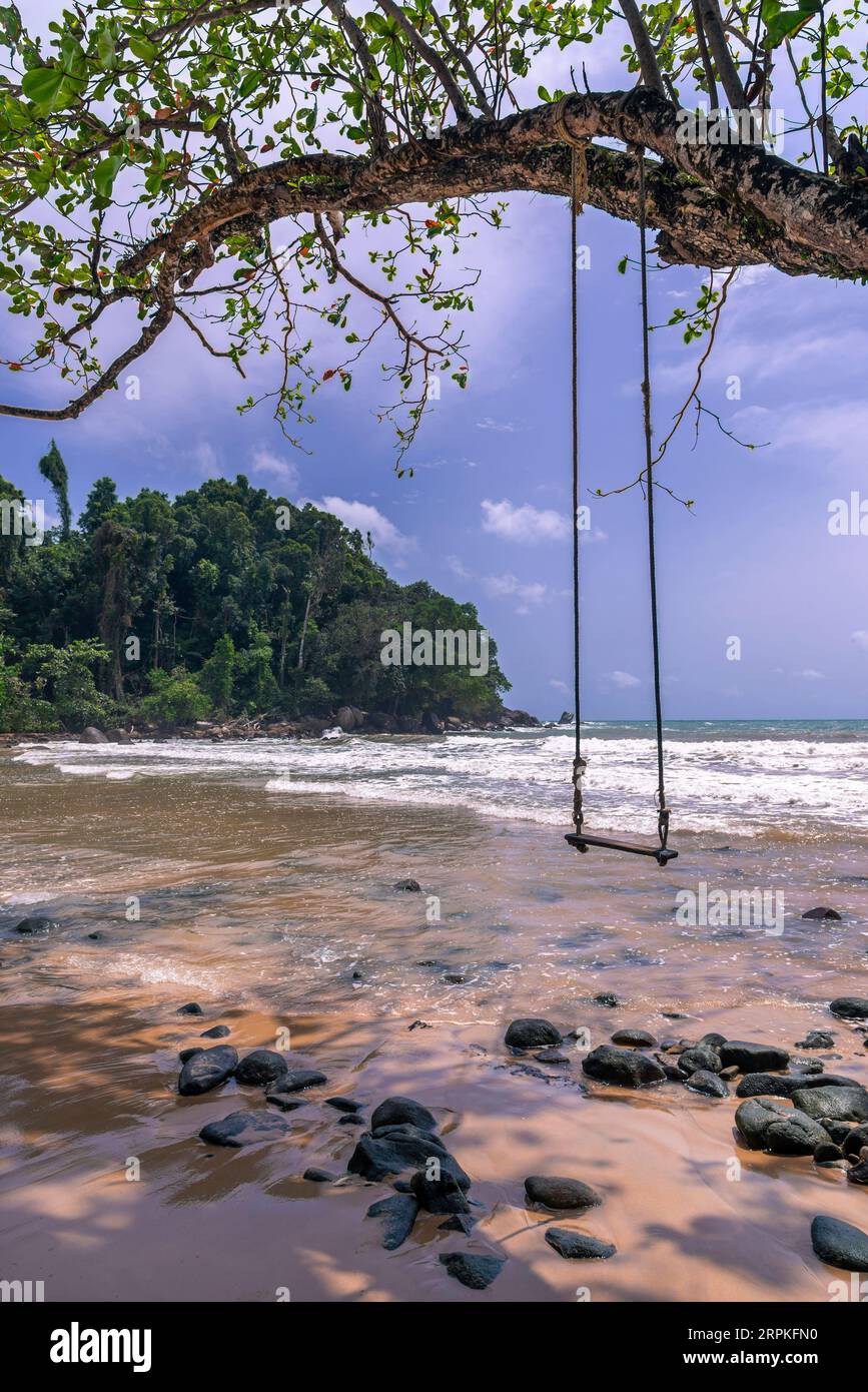 Plage mer coucher de soleil ou lever du soleil avec des couleurs de ciel et de nuage avec la lumière du soleil en sinshine Banque D'Images