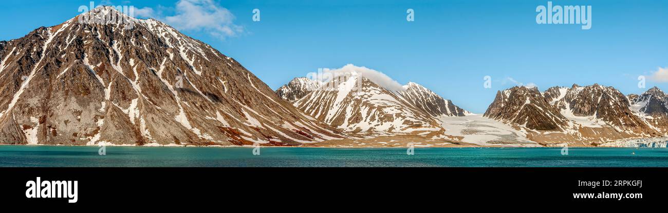 Panorama du Gullybukta et du glacier Gullybreen au Magdalenefjorden à Svalbard, Norvège Banque D'Images