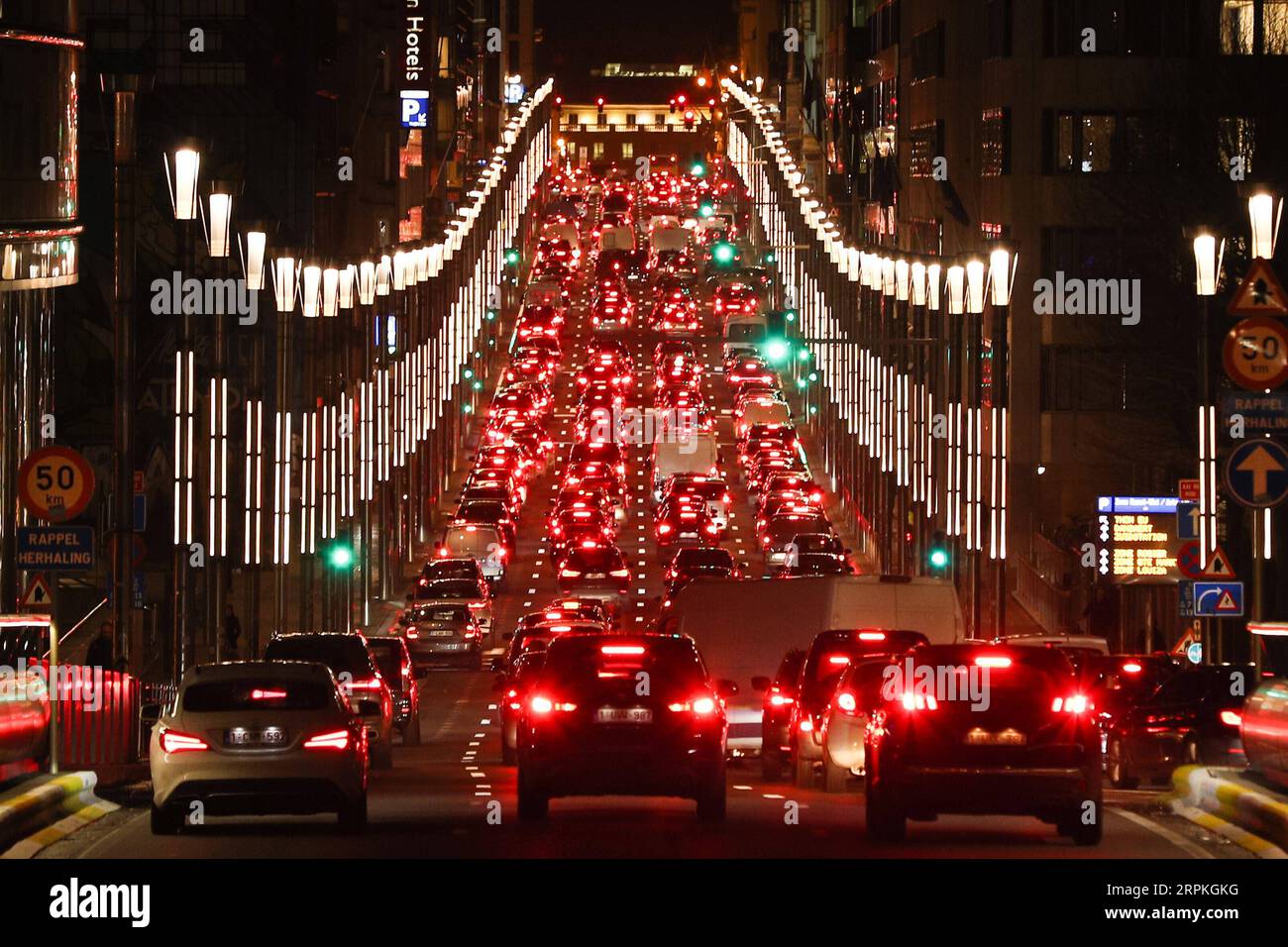 200110 -- BRUXELLES, le 10 janvier 2020 -- le trafic est observé à l'heure de pointe du soir à Bruxelles, Belgique, le 10 janvier 2020. BELGIQUE-BRUXELLES-TRAFIC ZhengxHuansong PUBLICATIONxNOTxINxCHN Banque D'Images