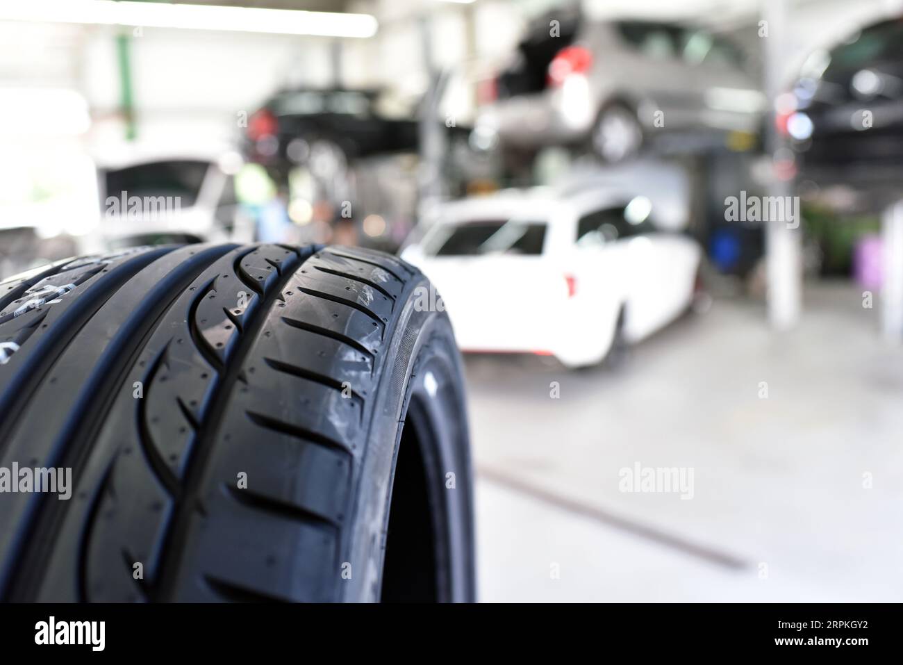 Profil de pneu de voiture dans l'atelier de réparation de voiture - libre Banque D'Images