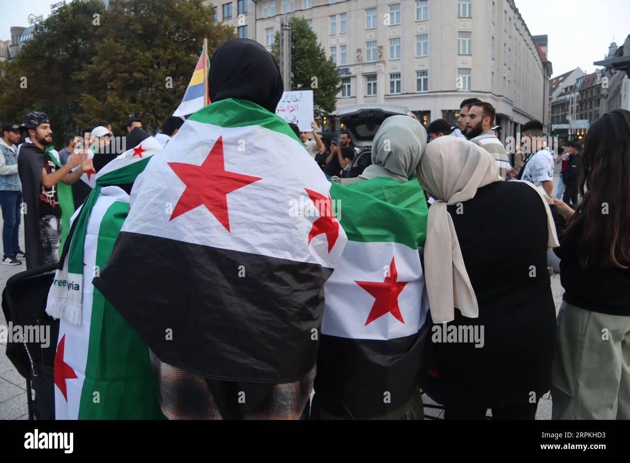 Les manifestations syriennes à Leipzig en Allemagne condamnent les actions du régime. Soutenez le mouvement populaire dans le sud de la Syrie, en mettant l'accent sur Suwayda Banque D'Images