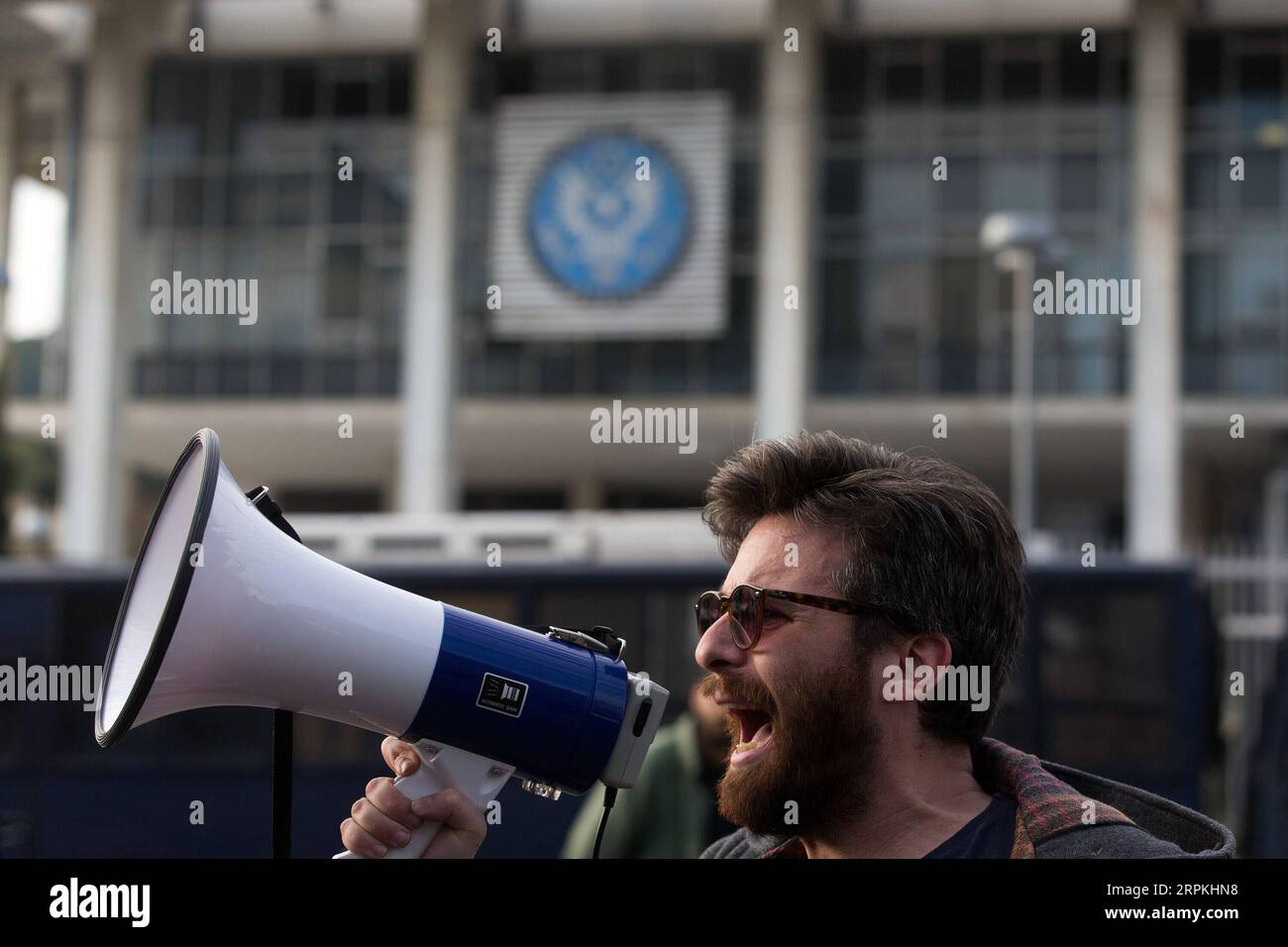 200111 -- ATHÈNES, le 11 janvier 2020 -- Un manifestant crie des slogans lors d'une manifestation à Athènes, en Grèce, le 11 janvier 2020. Des milliers de manifestants ont défilé samedi dans le centre d'Athènes et Thessalonique, dans le nord de la Grèce, scandant des slogans contre la frappe aérienne américaine en Irak qui a tué le major-général iranien Qassem Soleimani, a rapporté l'agence de presse nationale grecque AMNA. GRÈCE-ATHÈNES-MANIFESTATION CONTRE LA FRAPPE AÉRIENNE AMÉRICAINE MARIOSXLOLOS PUBLICATIONXNOTXINXCHN Banque D'Images