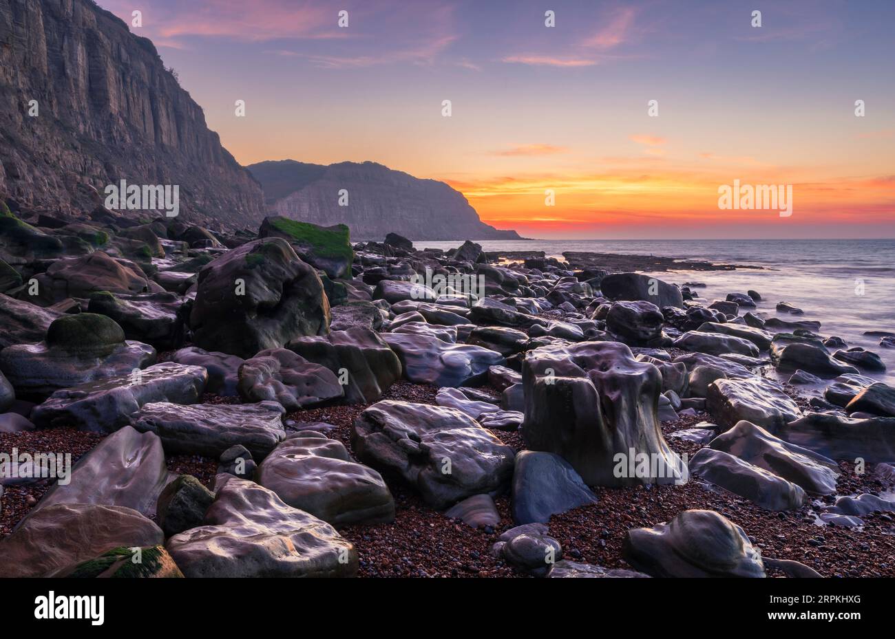 Lever de soleil à Rock A Nore Beach Hastings East Sussex sud-est Angleterre Royaume-Uni Banque D'Images