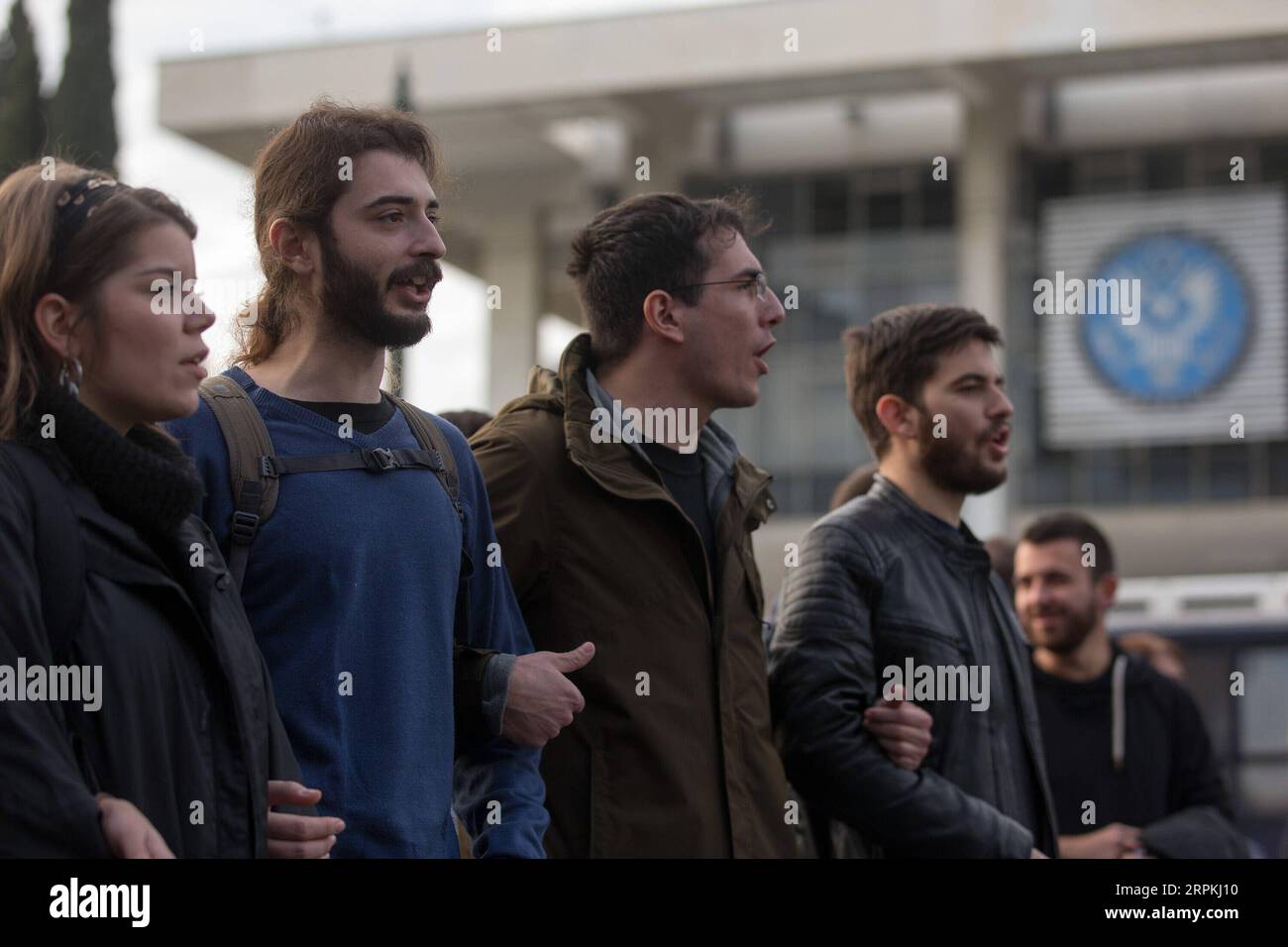 200111 -- ATHÈNES, le 11 janvier 2020 -- des manifestants prennent part à une manifestation à Athènes, en Grèce, le 11 janvier 2020. Des milliers de manifestants ont défilé samedi dans le centre d'Athènes et Thessalonique, dans le nord de la Grèce, scandant des slogans contre la frappe aérienne américaine en Irak qui a tué le major-général iranien Qassem Soleimani, a rapporté l'agence de presse nationale grecque AMNA. GRÈCE-ATHÈNES-MANIFESTATION CONTRE LA FRAPPE AÉRIENNE AMÉRICAINE MARIOSXLOLOS PUBLICATIONXNOTXINXCHN Banque D'Images