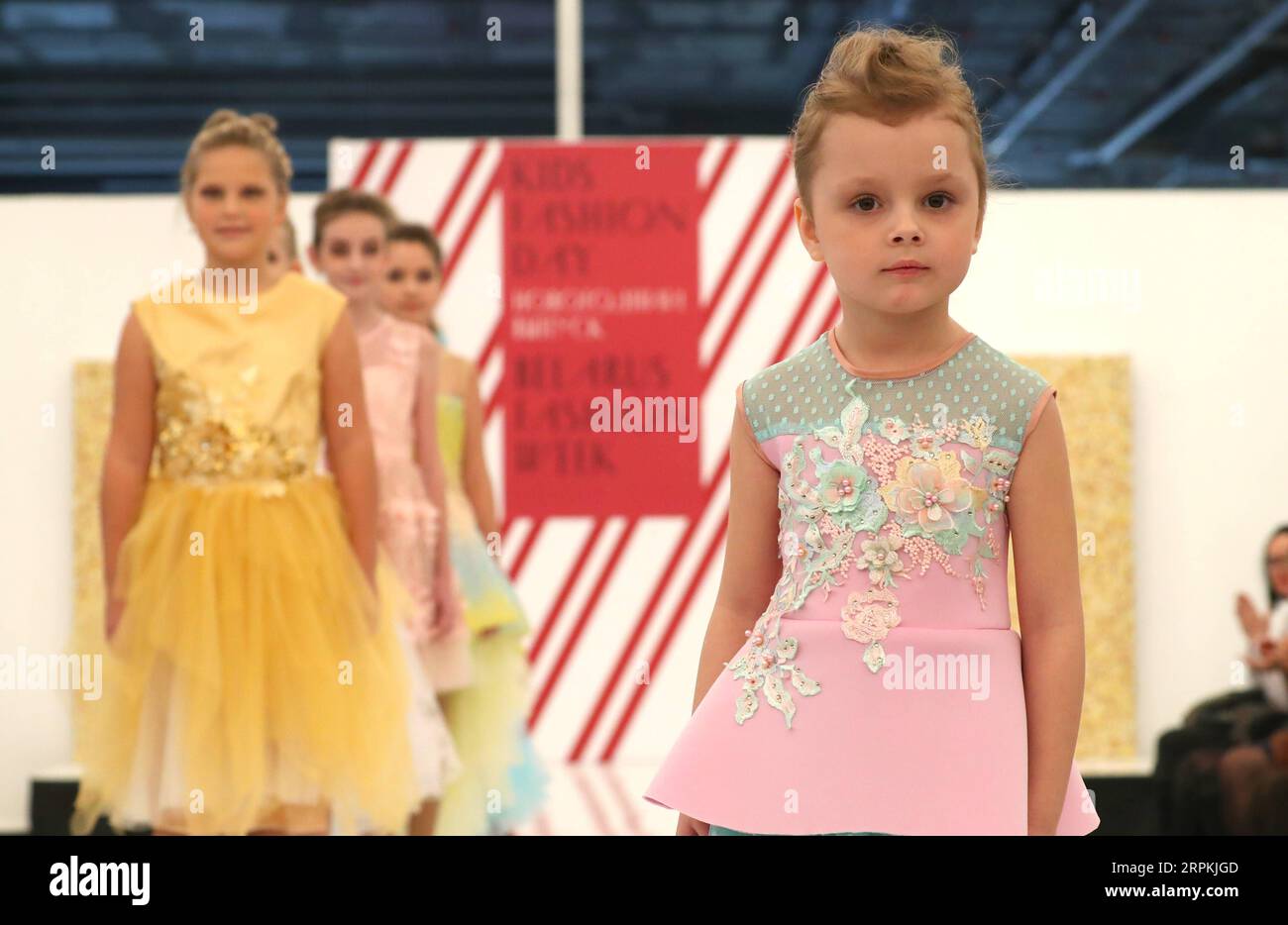 200112 -- MINSK, le 12 janvier 2020 -- Kid Models présente des créations de mode lors de la Journée de la mode pour enfants à Minsk, Biélorussie, le 12 janvier 2020. Photo de /Xinhua BELARUS-MINSK-KIDS FASHION DAY HenadzxZhinkov PUBLICATIONxNOTxINxCHN Banque D'Images