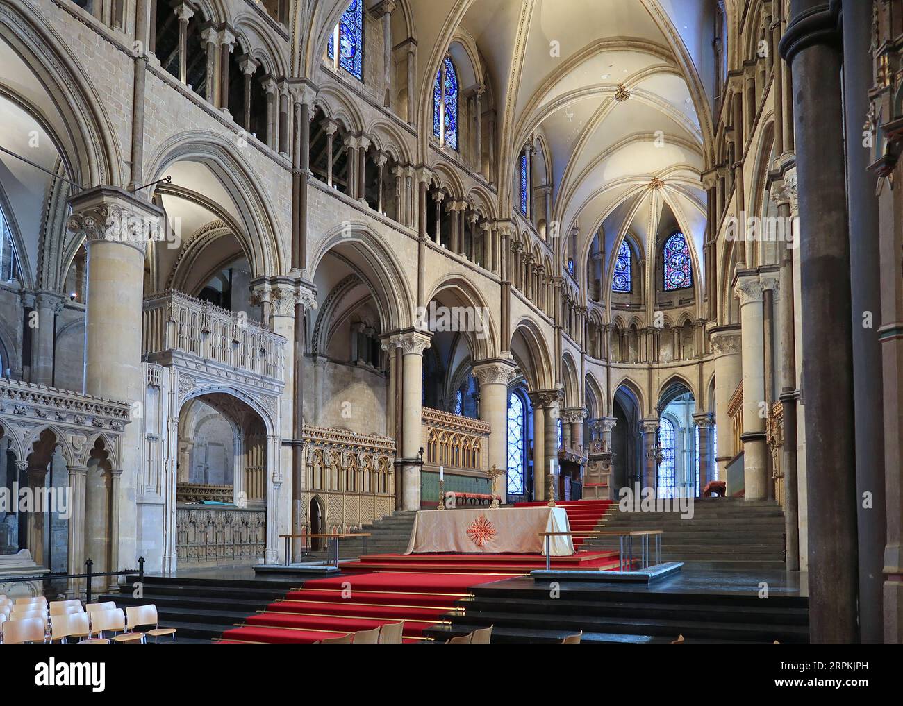 Cathédrale de Canterbury, Kent, Royaume-Uni. Vue sur le Quire en regardant vers l'autel et la chapelle de la Trinité. Montre la voûte en pierre du 12e siècle. Personne présent. Banque D'Images