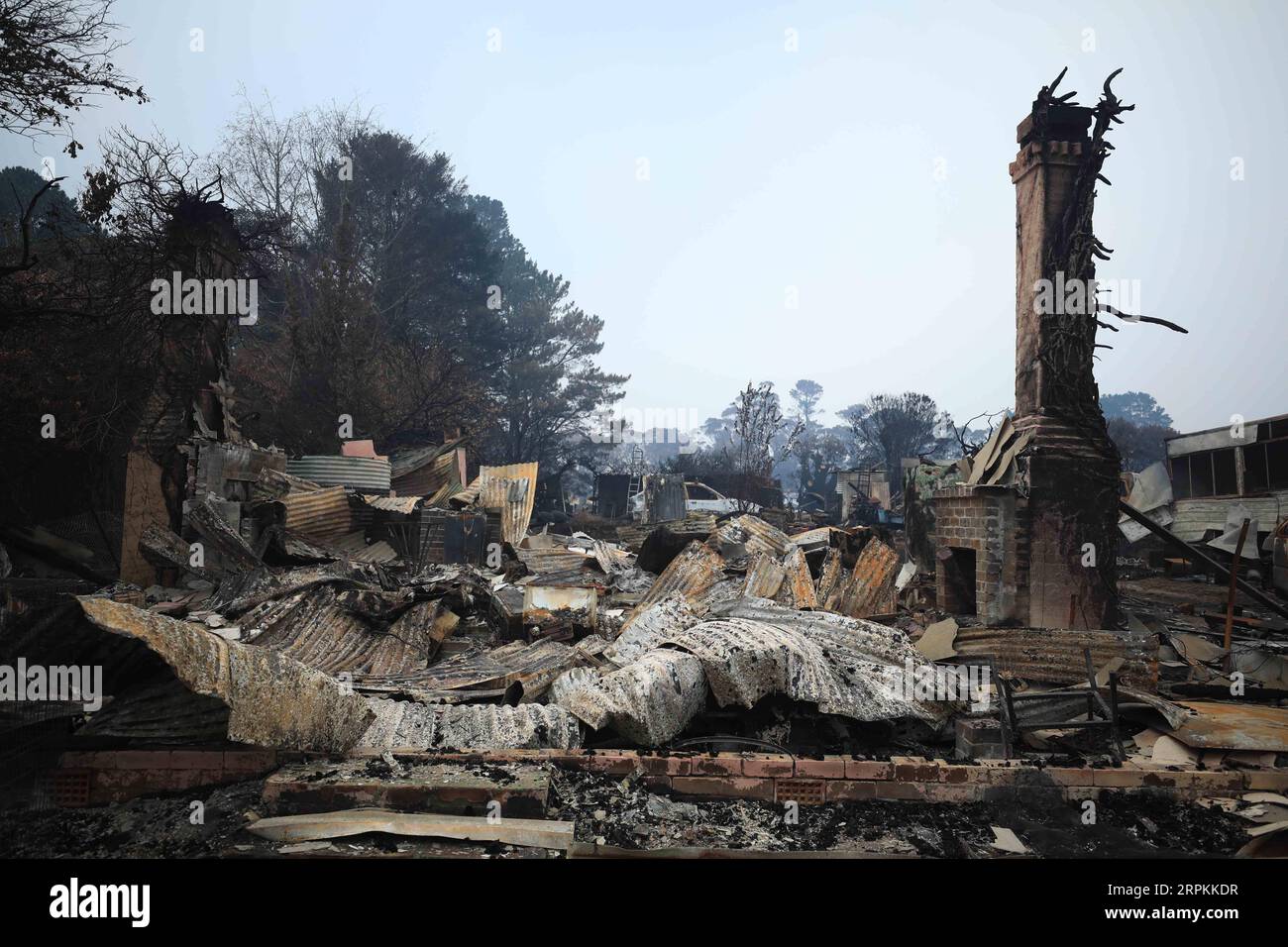 200113 -- CANBERRA, 13 janvier 2020 -- une photo prise le 12 janvier 2020 montre les ruines laissées par des feux de brousse dans le village de Wingello, à environ une heure et demie de route de Canberra, capitale de l'Australie. Au moins 28 personnes sont mortes et plus de 2 000 maisons ont été détruites à travers le pays dans des feux de brousse en Australie. Photo de /Xinhua AUSTRALIA-CANBERRA-BUSHFIRE ChuxChen PUBLICATIONxNOTxINxCHN Banque D'Images