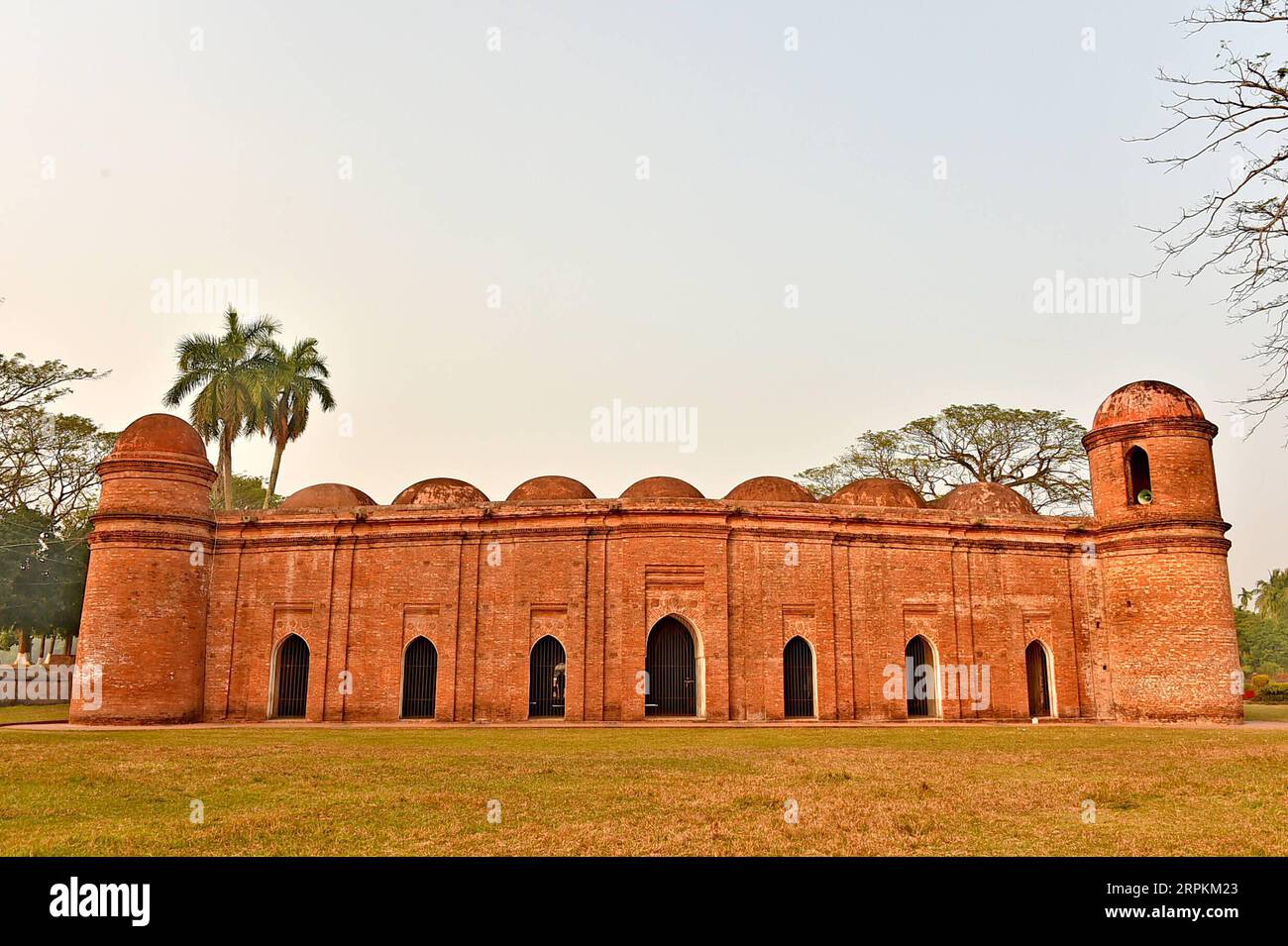 200113 -- BAGERHAT, 13 janvier 2020 -- photo prise le 12 janvier 2020 montrant la mosquée Sixty Dome à Bagerhat, Bangladesh. La mosquée Sixty Dome est classée au patrimoine mondial de l'UNESCO. Str/Xinhua BANGLADESH-BAGERHAT-SIXTY DOME MOSQUE Naim-ul-karim PUBLICATIONxNOTxINxCHN Banque D'Images