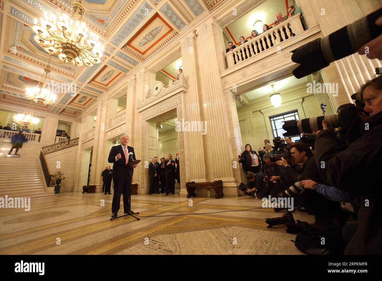 200114 -- BELFAST, le 14 janvier 2020 -- le Premier ministre britannique Boris Johnson s'adresse aux médias à l'intérieur de la Grande salle des édifices du Parlement à Stormont, Belfast, Irlande du Nord, le 13 janvier 2020. Le Premier ministre britannique Boris Johnson a déclaré lundi lors d'une visite à Belfast, en Irlande du Nord, qu'il espérait et était confiant pour obtenir un accord de droits zéro et de quotas zéro avec l'Union européenne. Photo de Paul McErlane/Xinhua BRITAIN-BELFAST-BORIS JOHNSON-VISIT HanxYan PUBLICATIONxNOTxINxCHN Banque D'Images